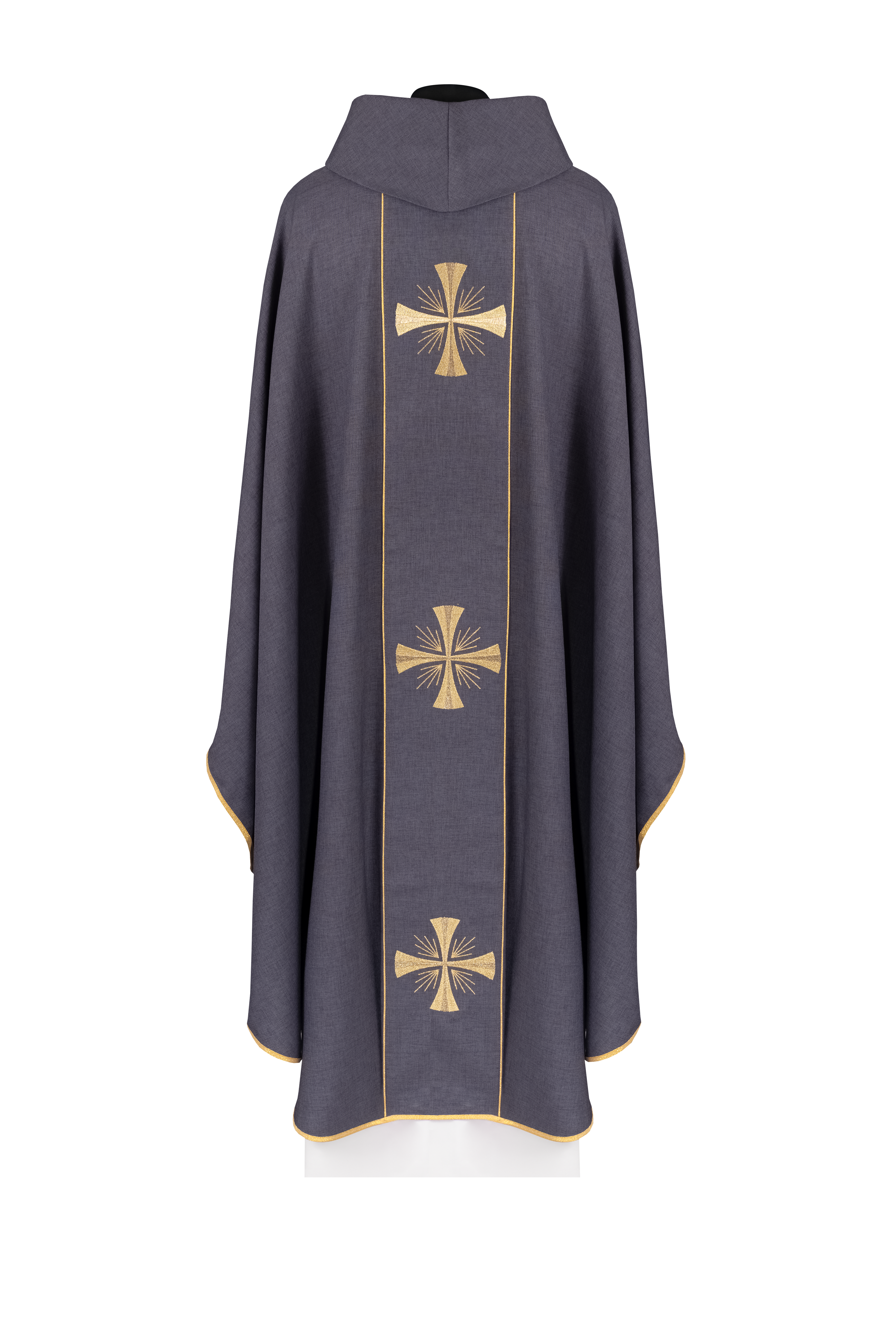 Chasuble avec bande violette et broderie de croix