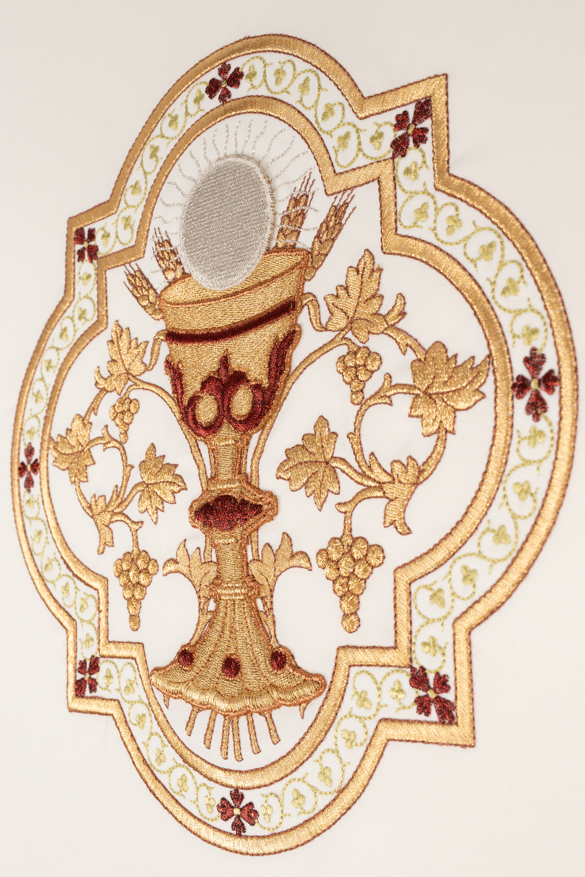 Chasuble brodée avec motif du Calice eucharistique et du symbole IHS
