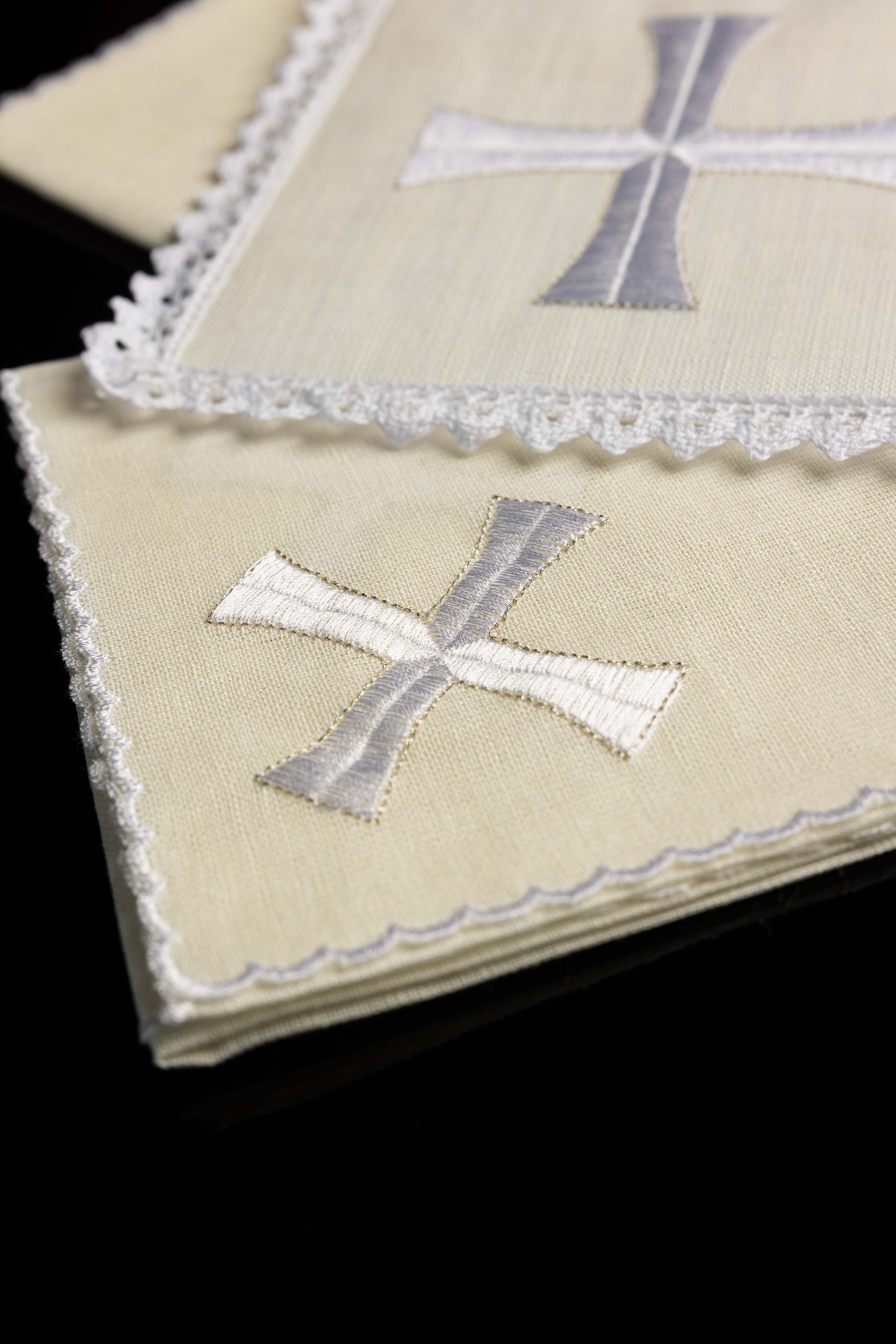 Linge d'autel avec une broderie délicate de croix