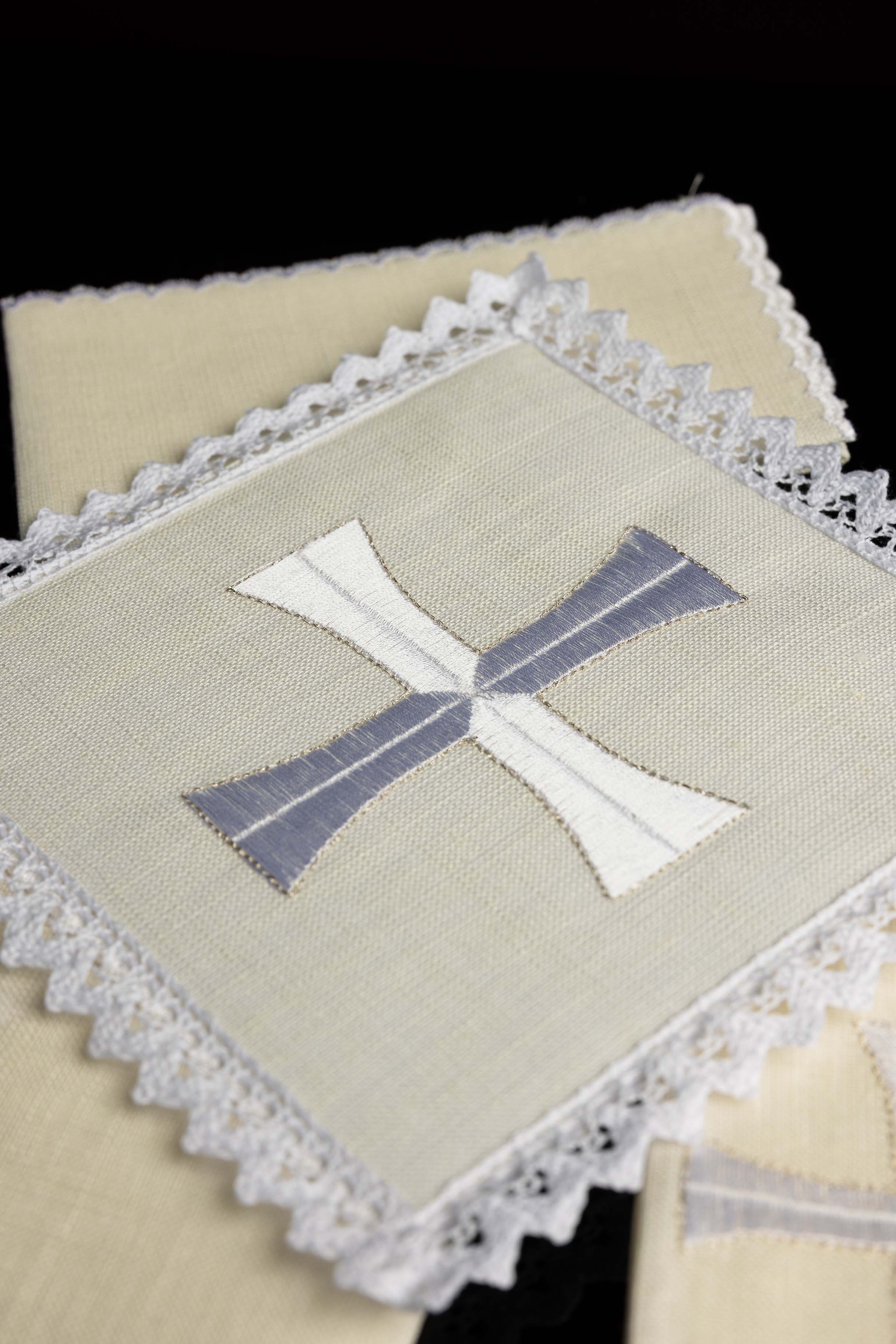 Linge d'autel avec une broderie délicate de croix