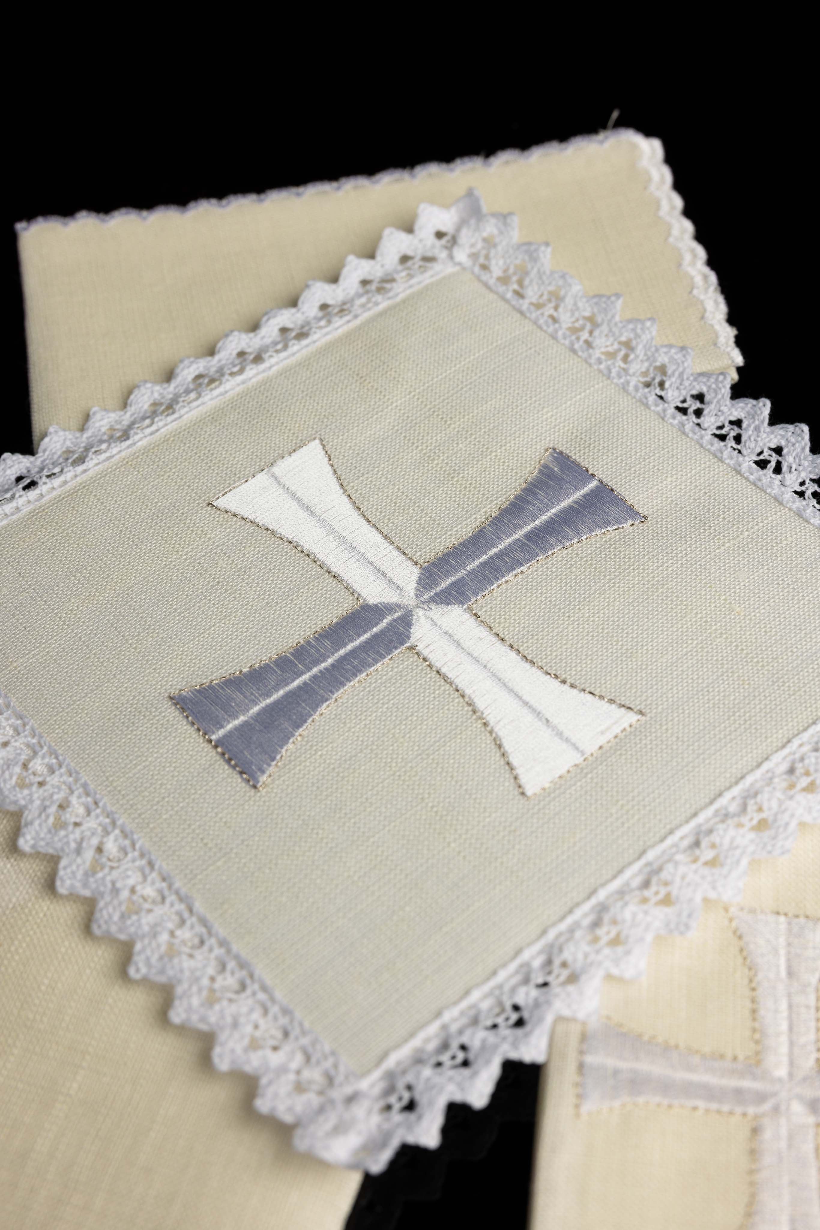 Linge d'autel avec une broderie délicate de croix
