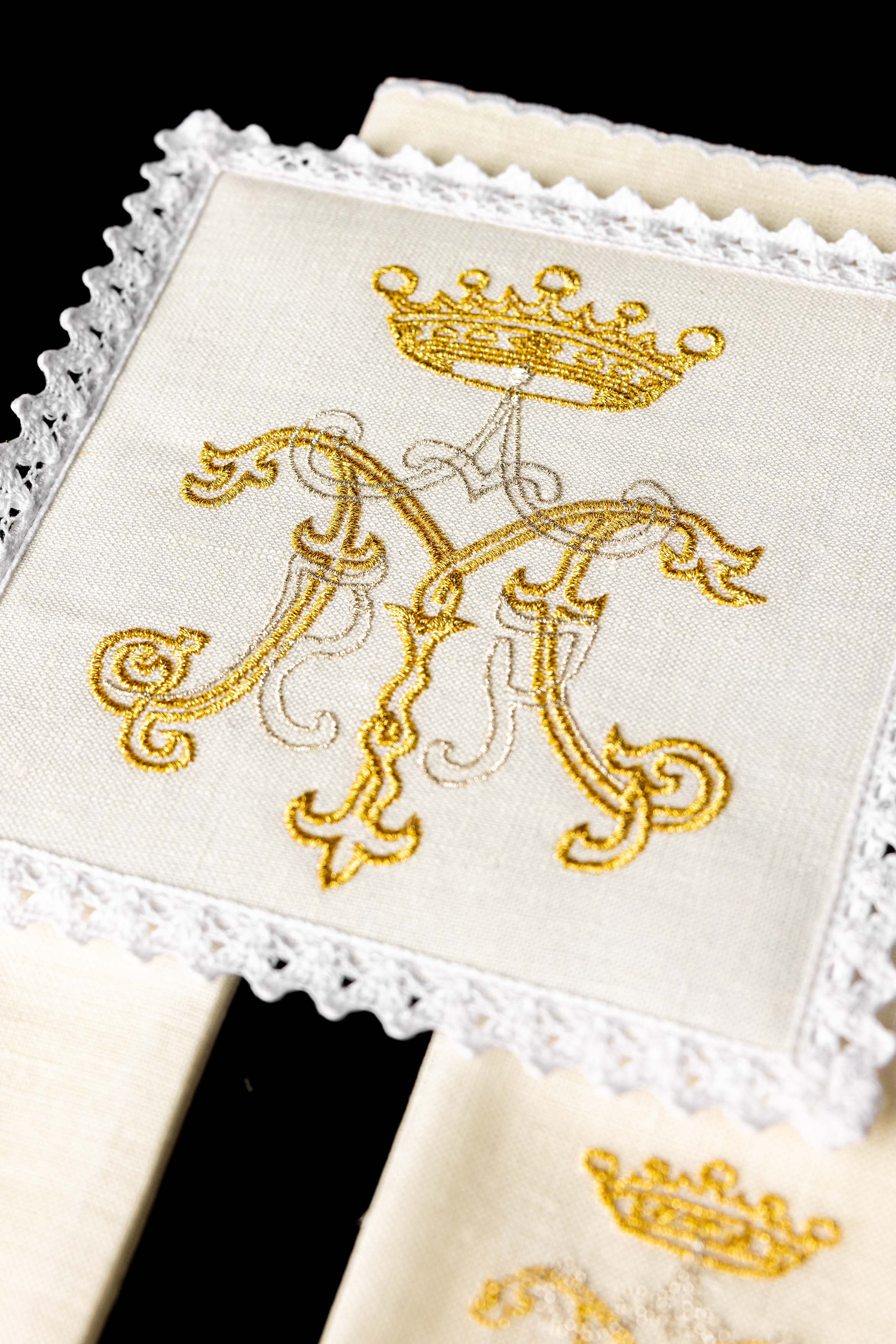 Linge d'autel en lin avec une broderie dorée mariale