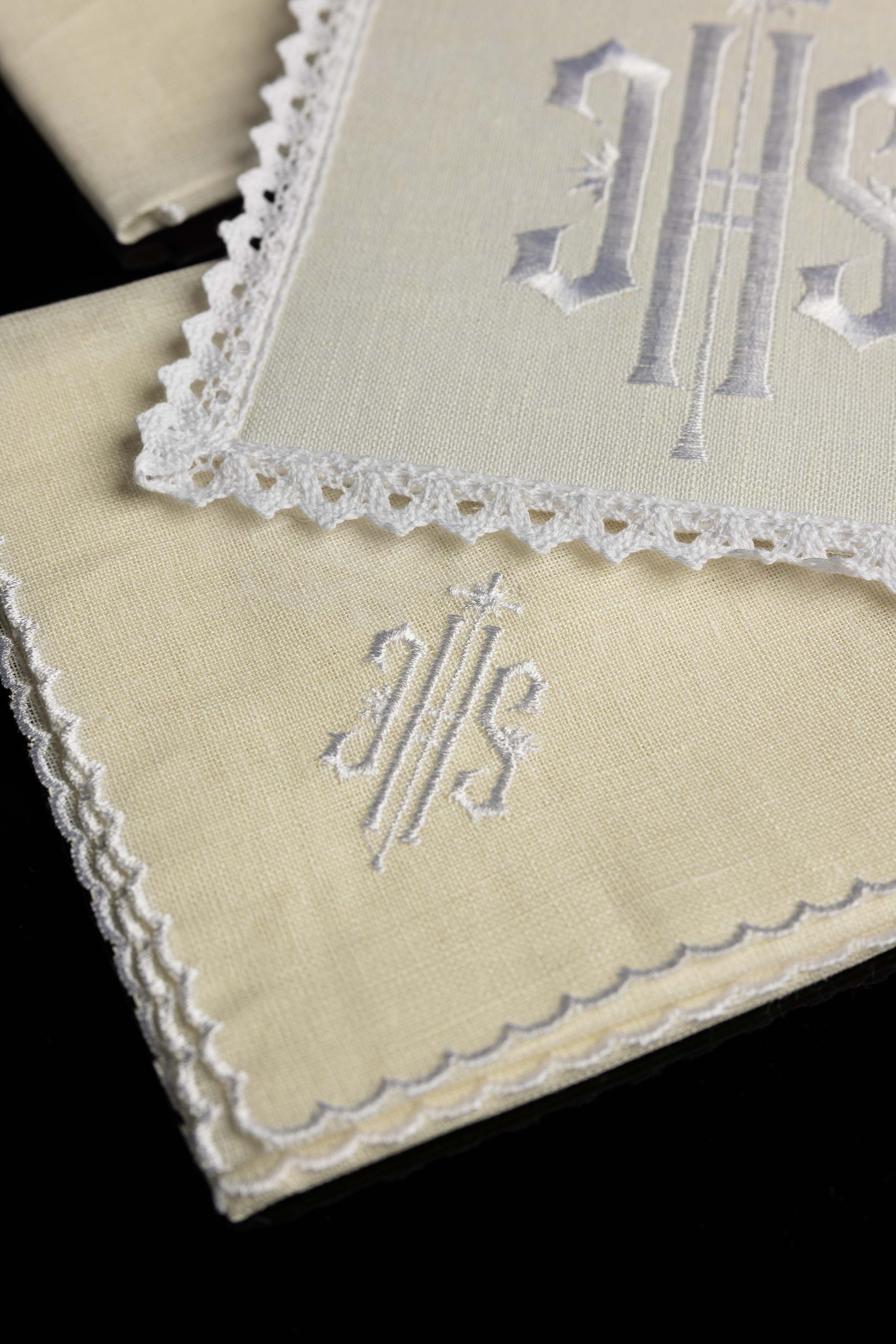 Linge d'autel en lin brodé IHS lin avec broderie blanche