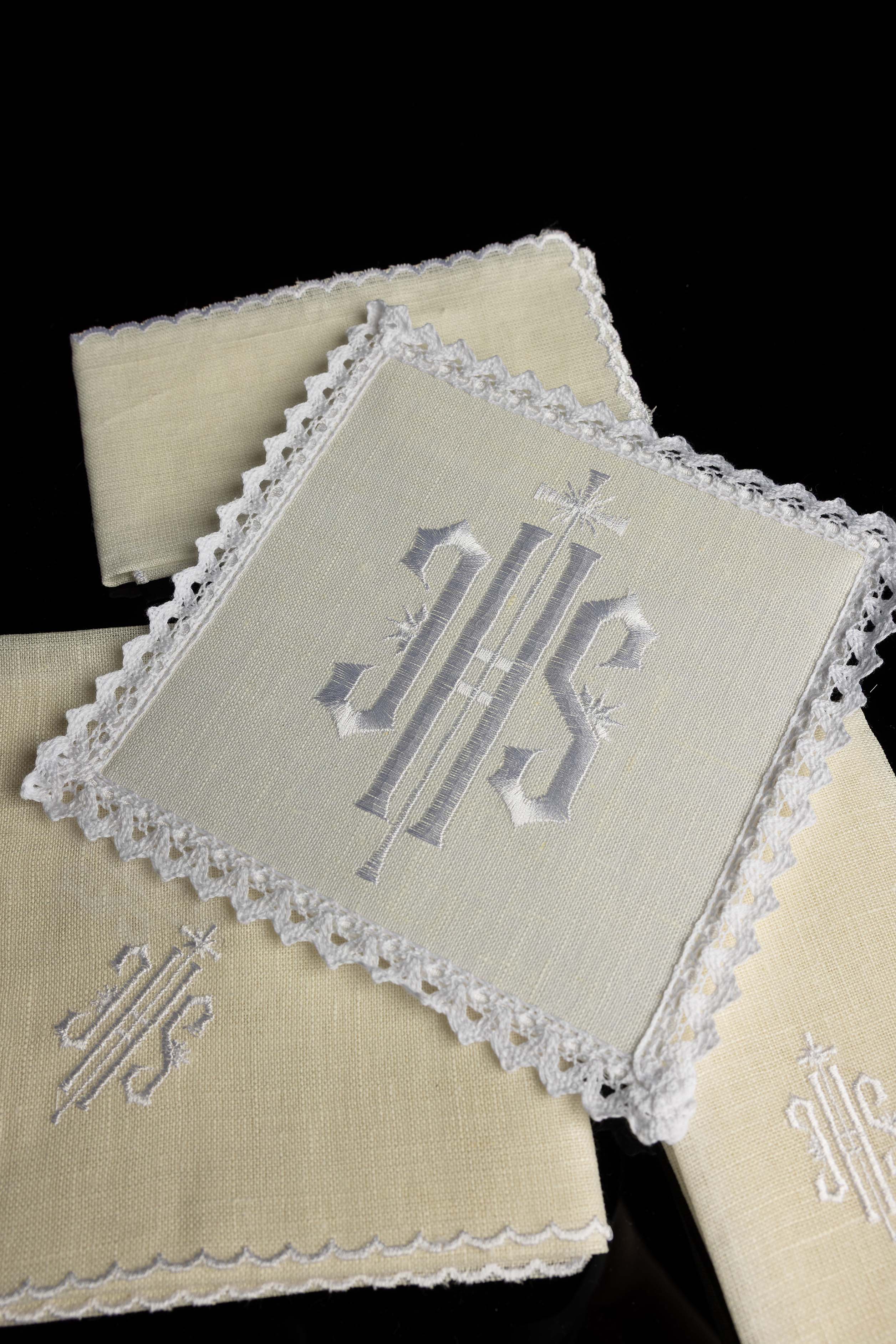 Linge d'autel en lin brodé IHS lin avec broderie blanche