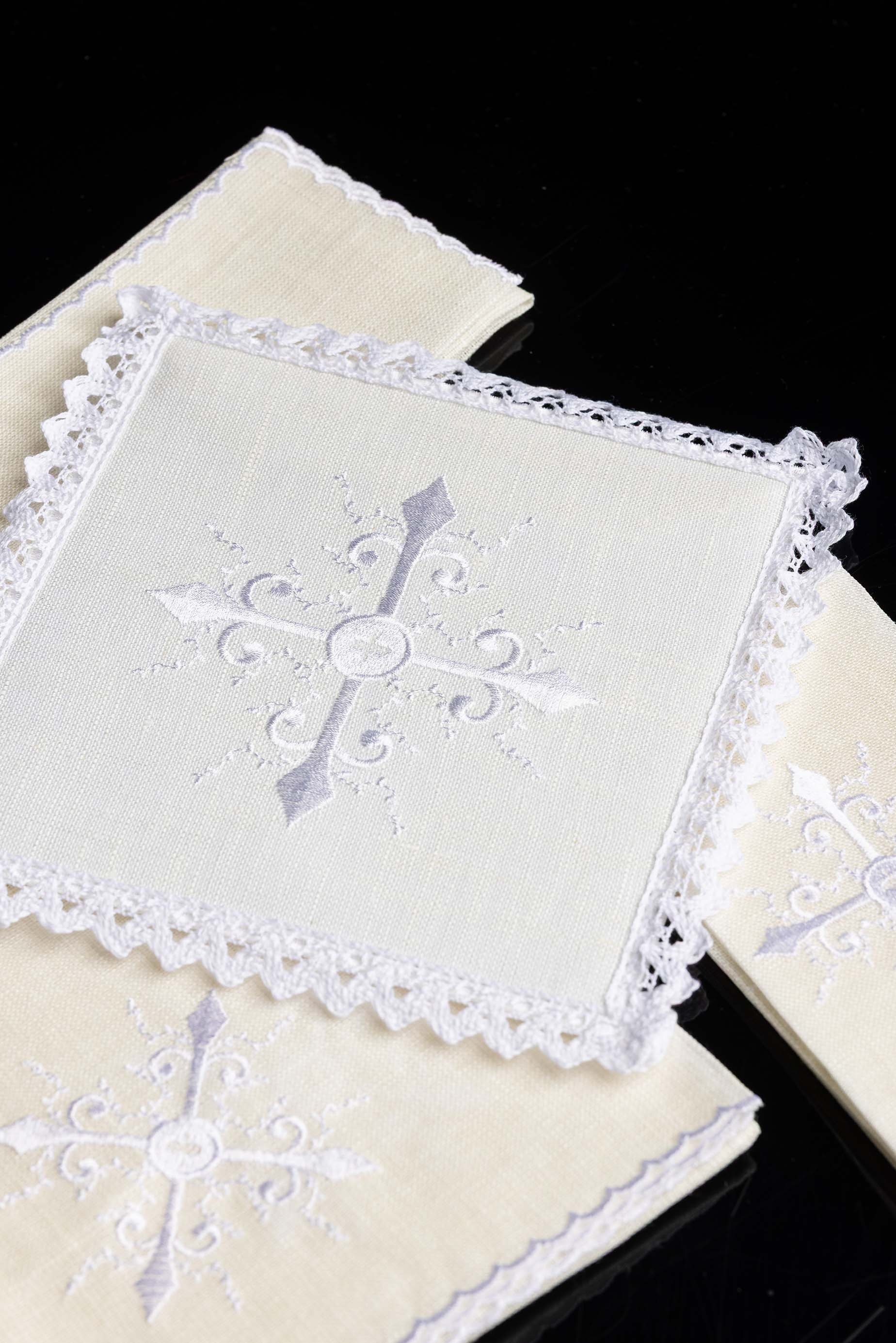 Linge d'autel avec une broderie délicate de croix
