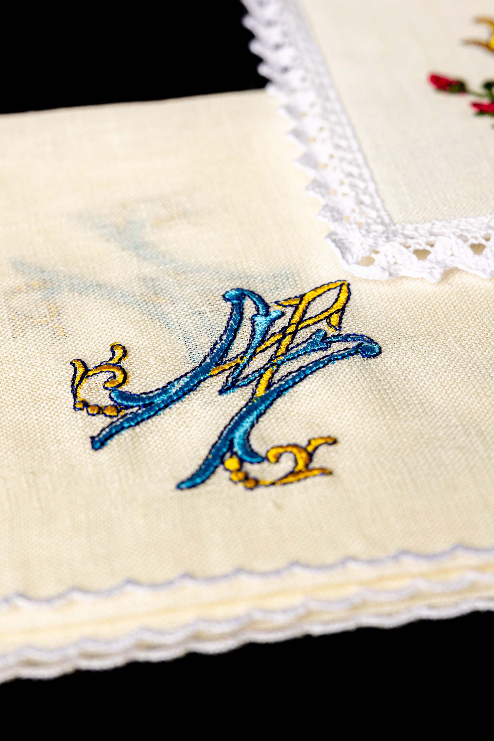 Linge d'autel en lin brodé avec un motif marial coloré
