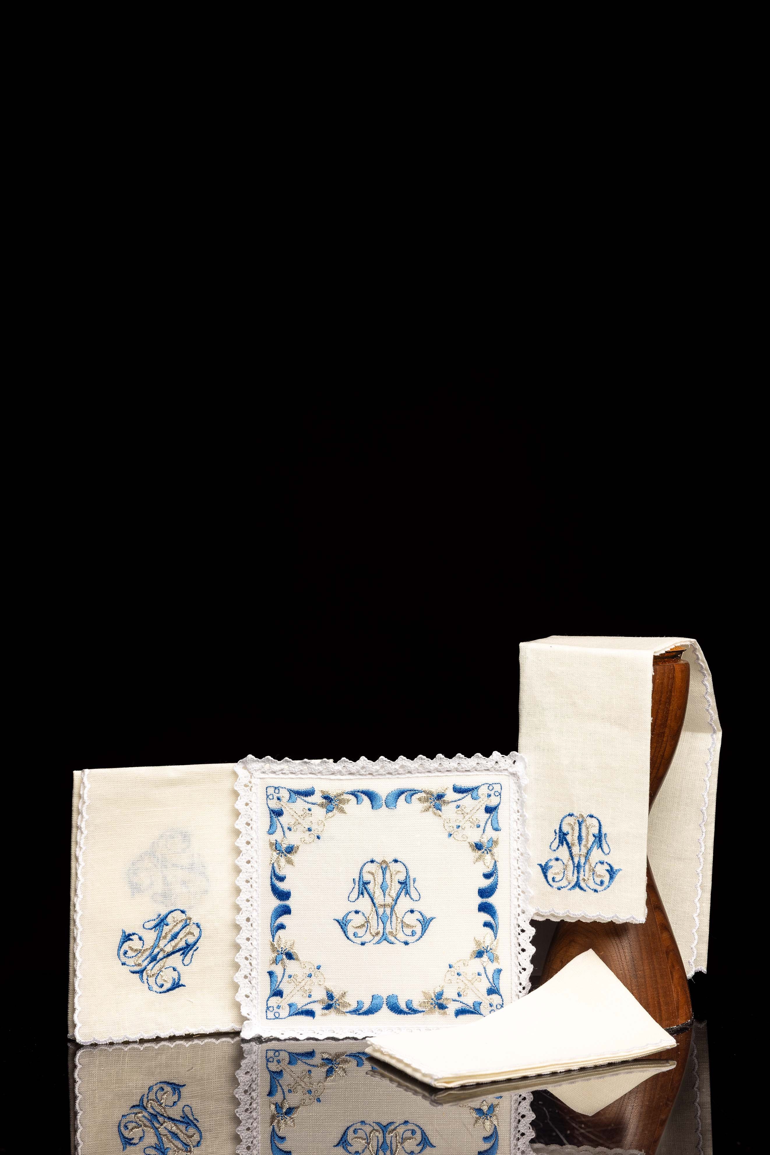 Ensemble de Linge d'autel en lin avec une broderie mariale dorée