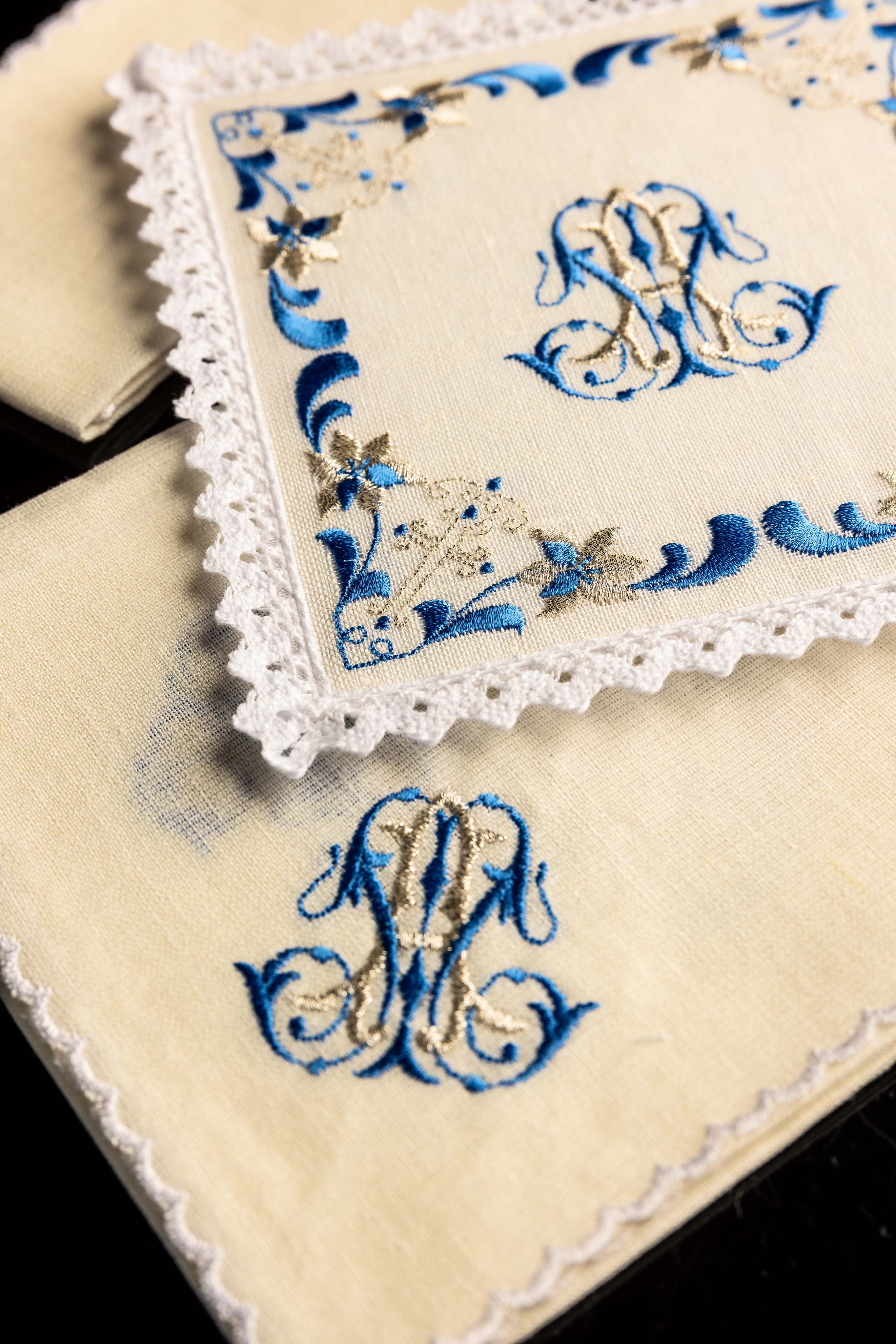 Ensemble de Linge d'autel en lin avec une broderie mariale dorée