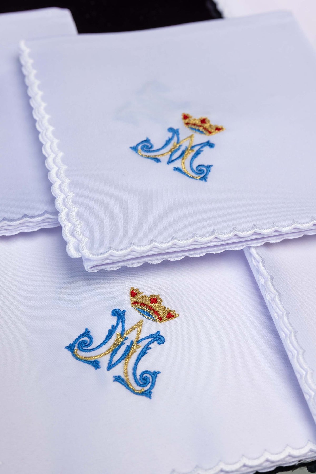 Ensemble de 5 corporaux liturgiques avec broderie mariale