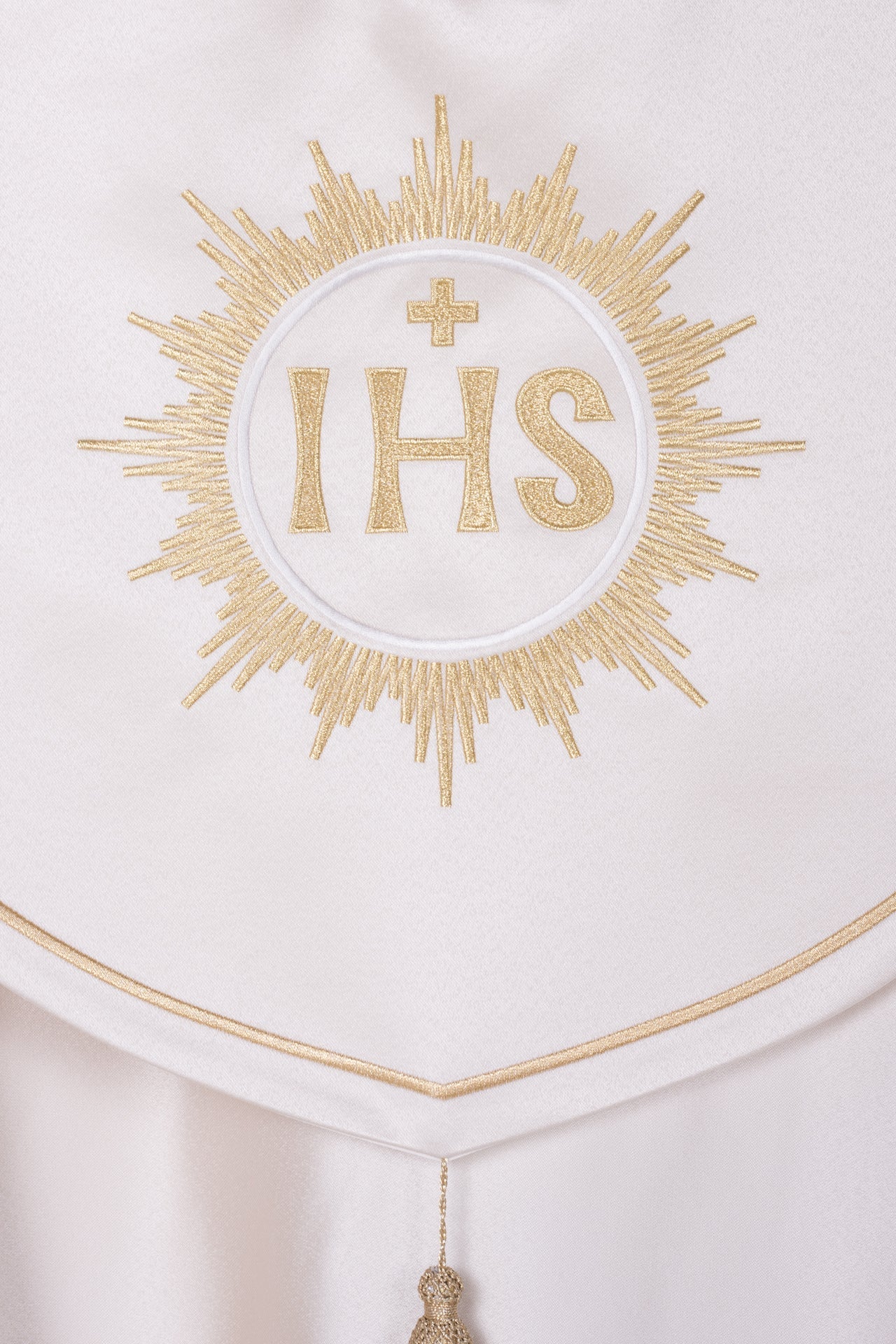 Chape eucharistique écrue ornée du monogramme IHS