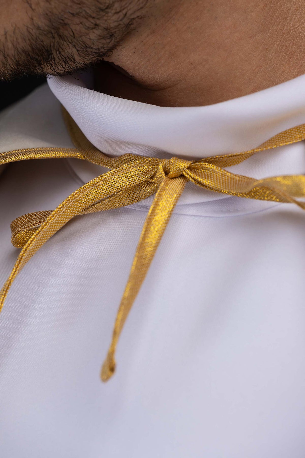 Cape d’enfant de chœur en velours écru à nouer