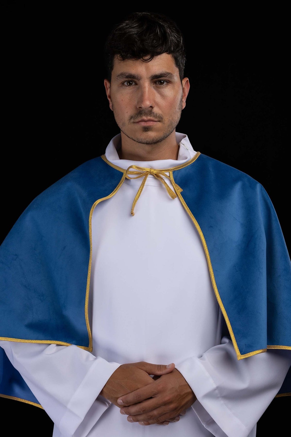 Cape de servant d'autel bleue en velours à nouer