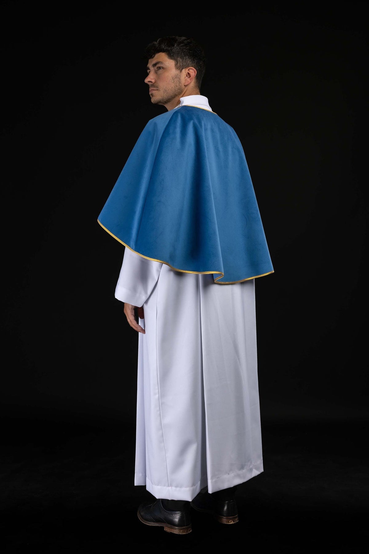 Cape de servant d'autel bleue en velours à nouer