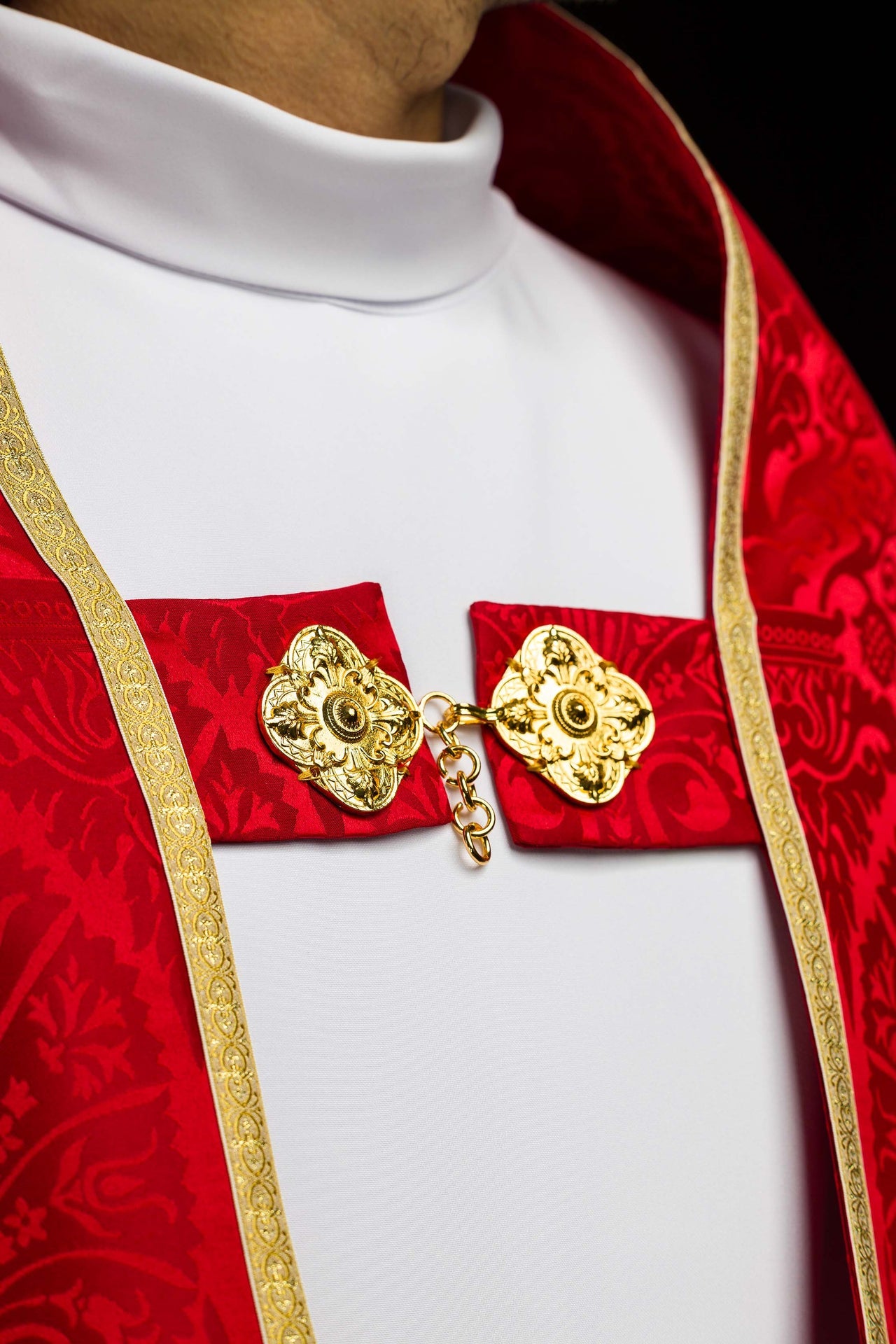 Chapelle romaine en tissu jacquard uni – rouge