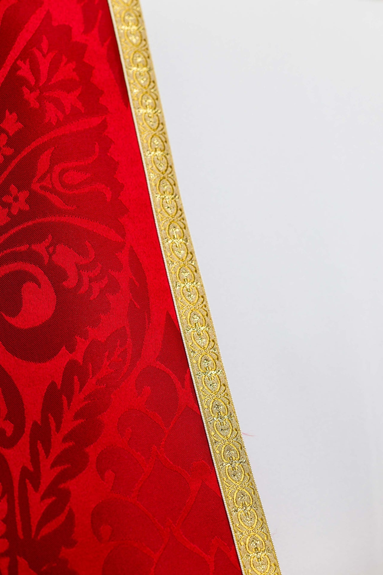 Chapelle romaine en tissu jacquard uni – rouge