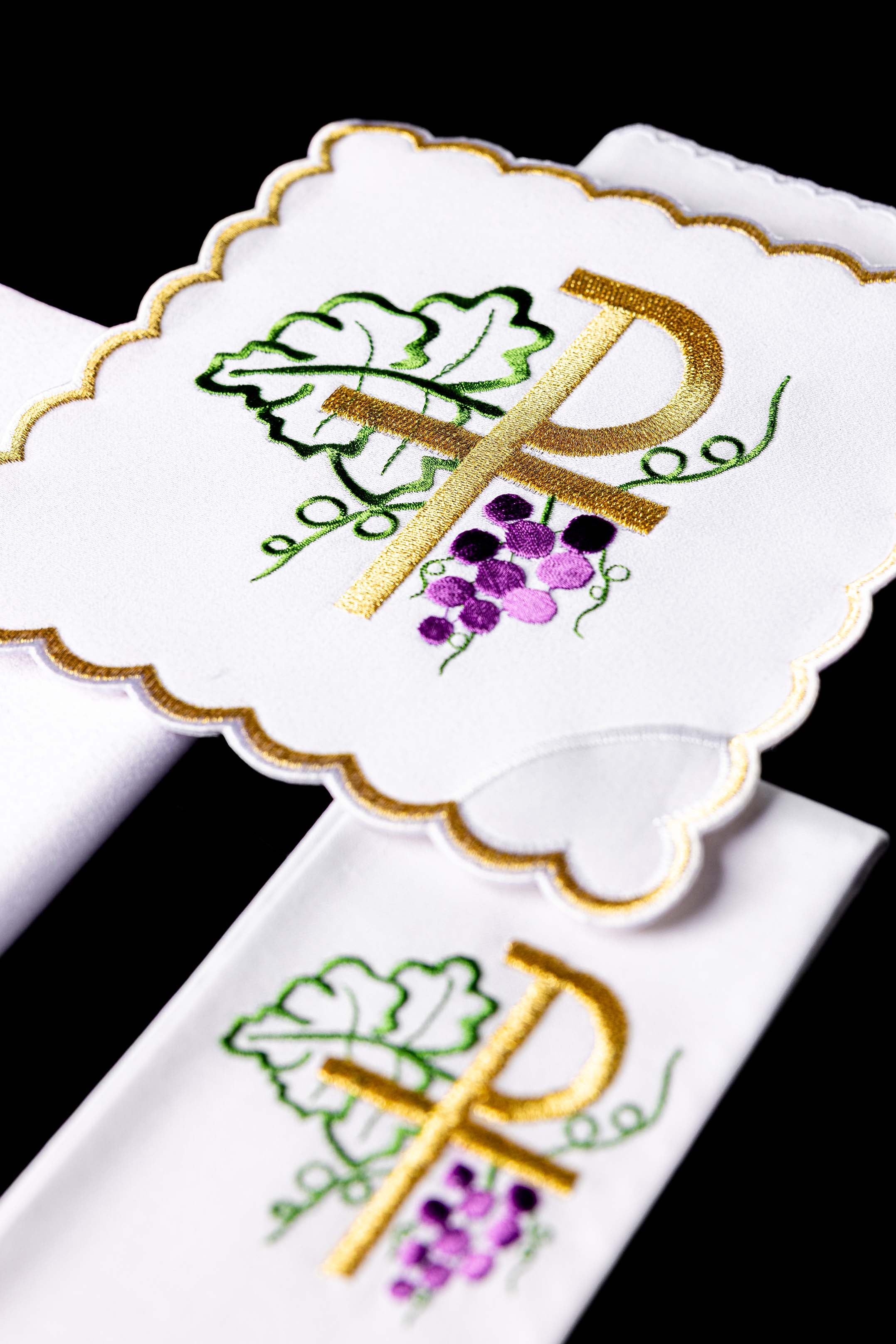 Linge d'autel avec une broderie de PAX et de raisins