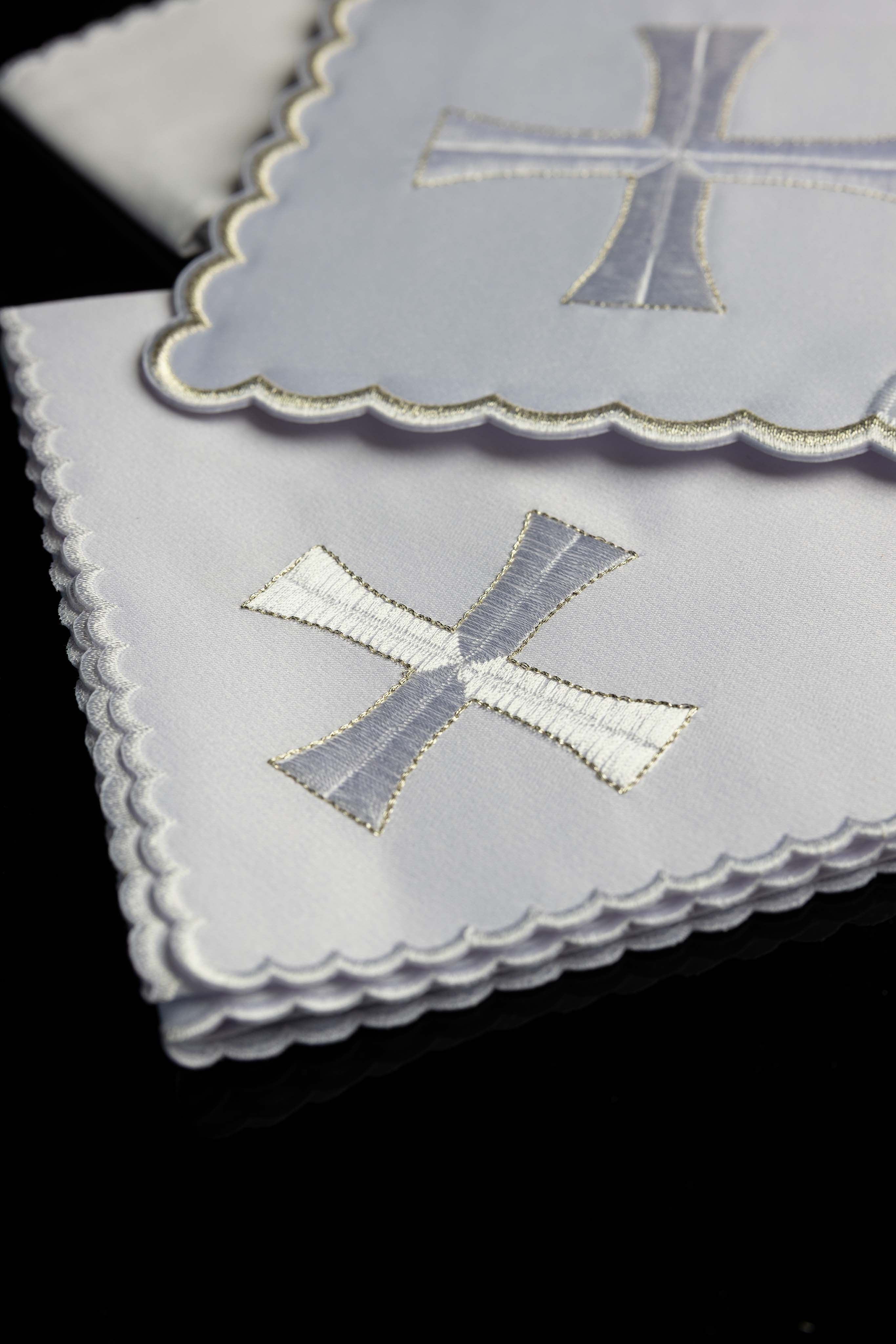 Linge d'autel avec le motif de la croix