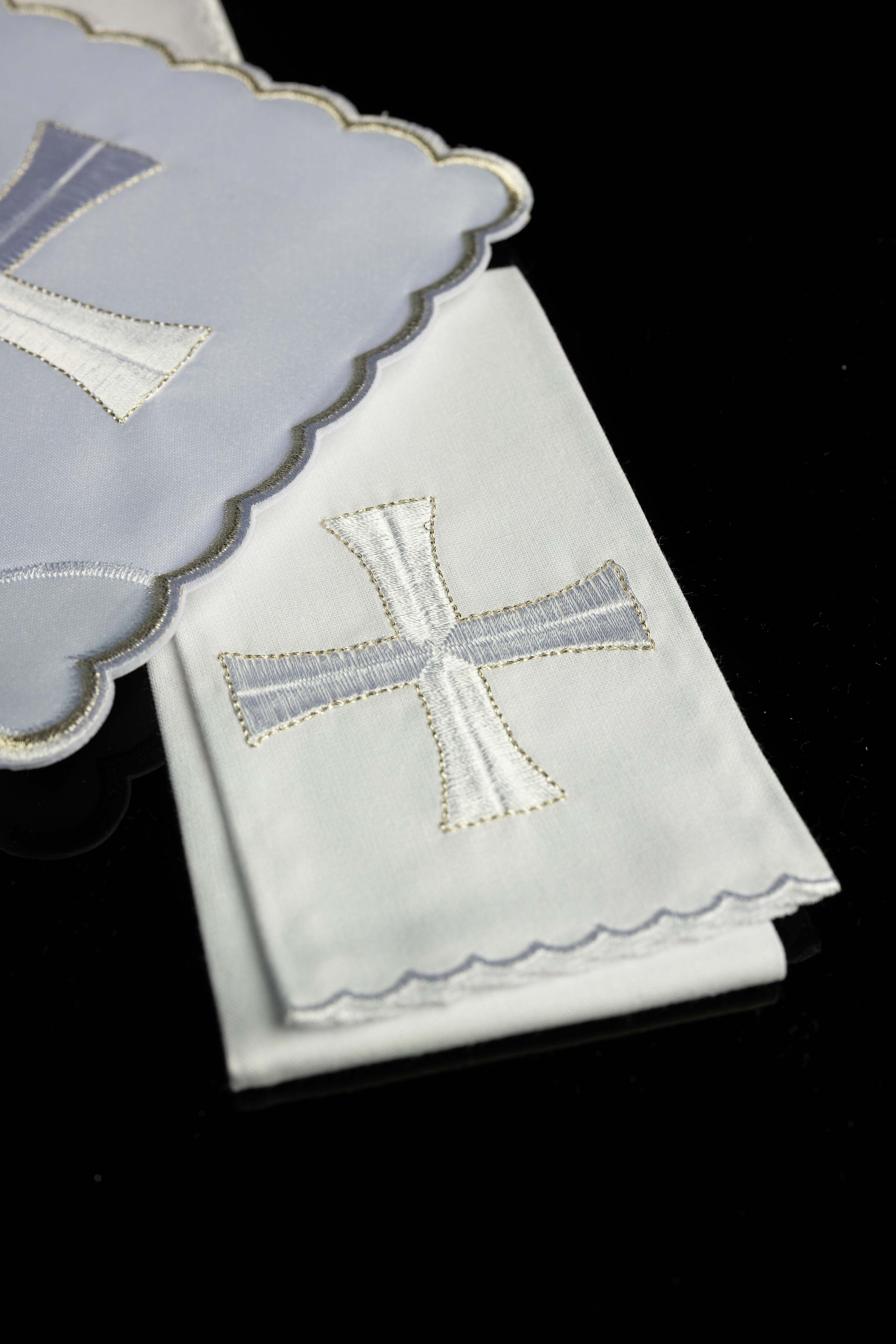 Linge d'autel avec le motif de la croix