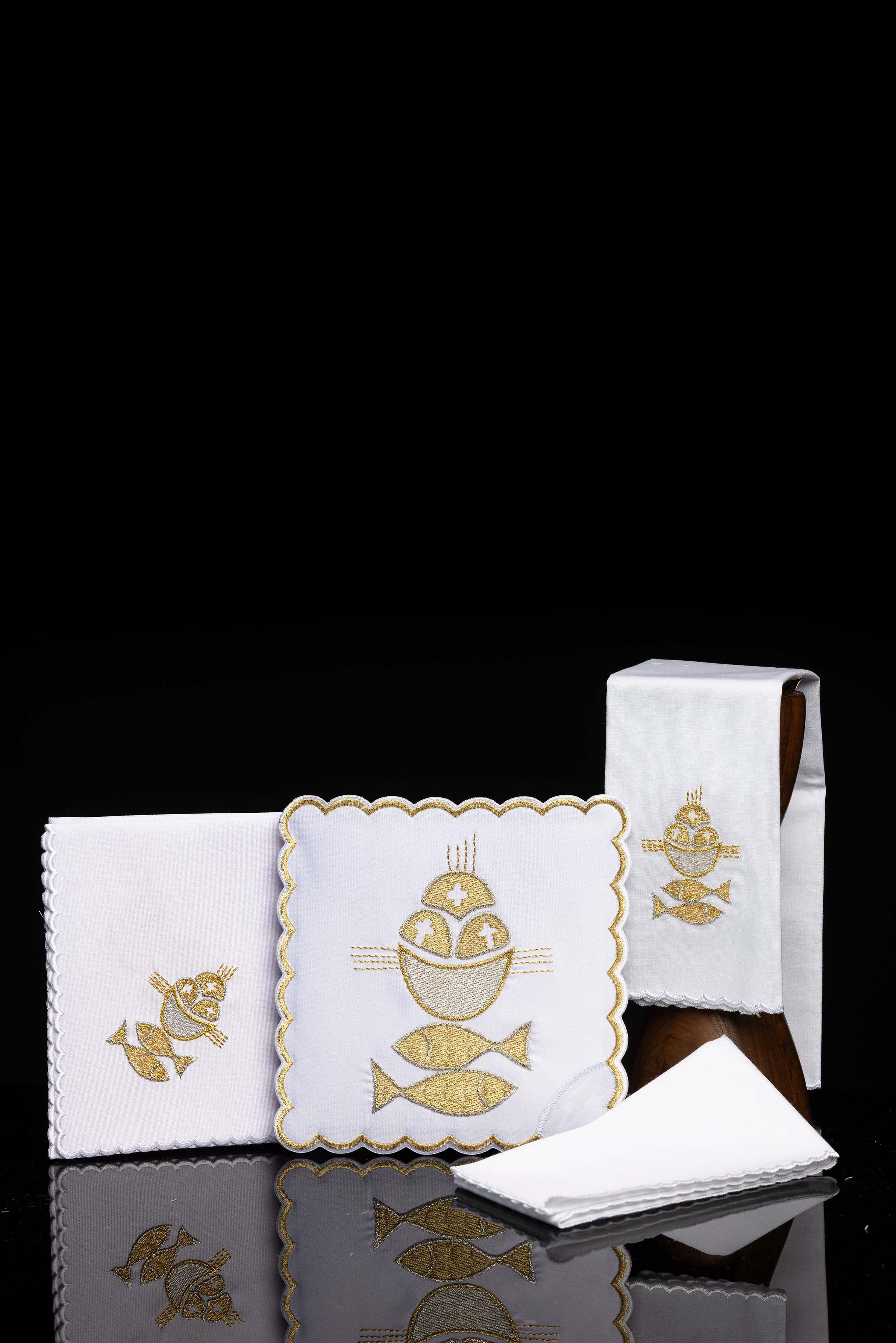 Linge d'autel brodé avec le motif des poissons