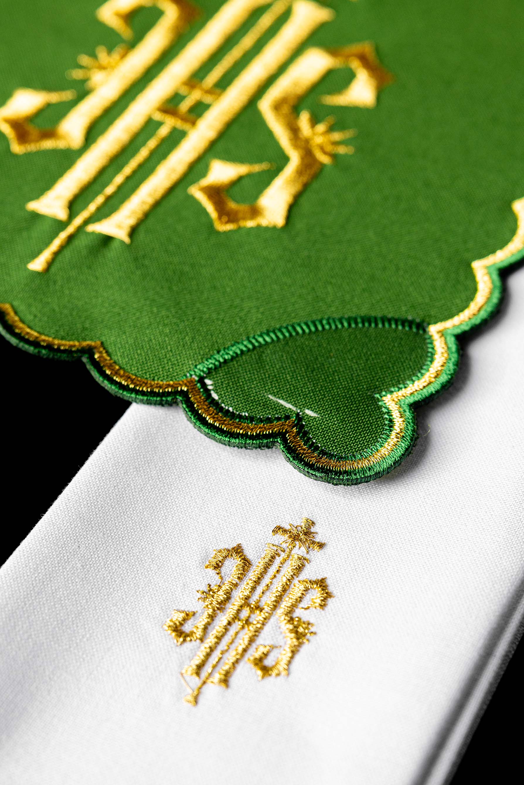 Ensemble de Linge d'autel brodé avec le motif IHS en vert