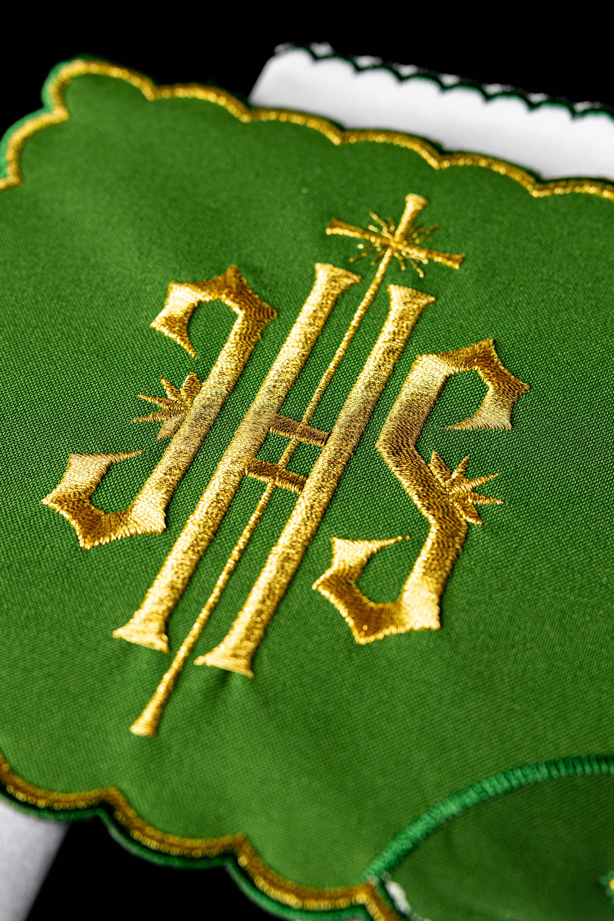 Ensemble de Linge d'autel brodé avec le motif IHS en vert