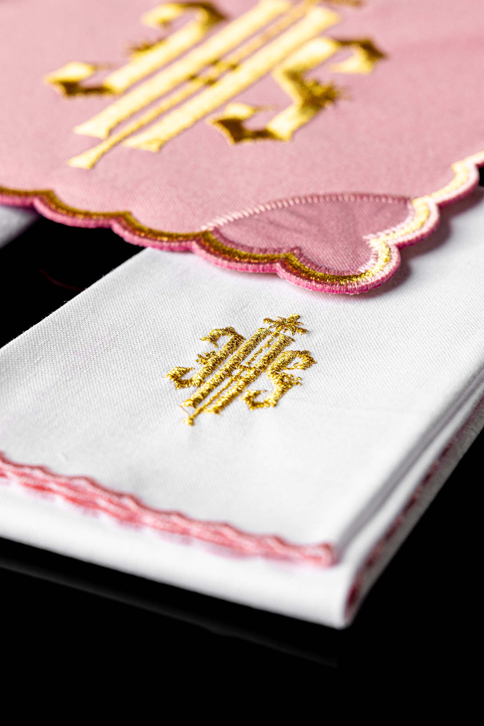 Linge d'autel brodé avec le motif IHS en rose