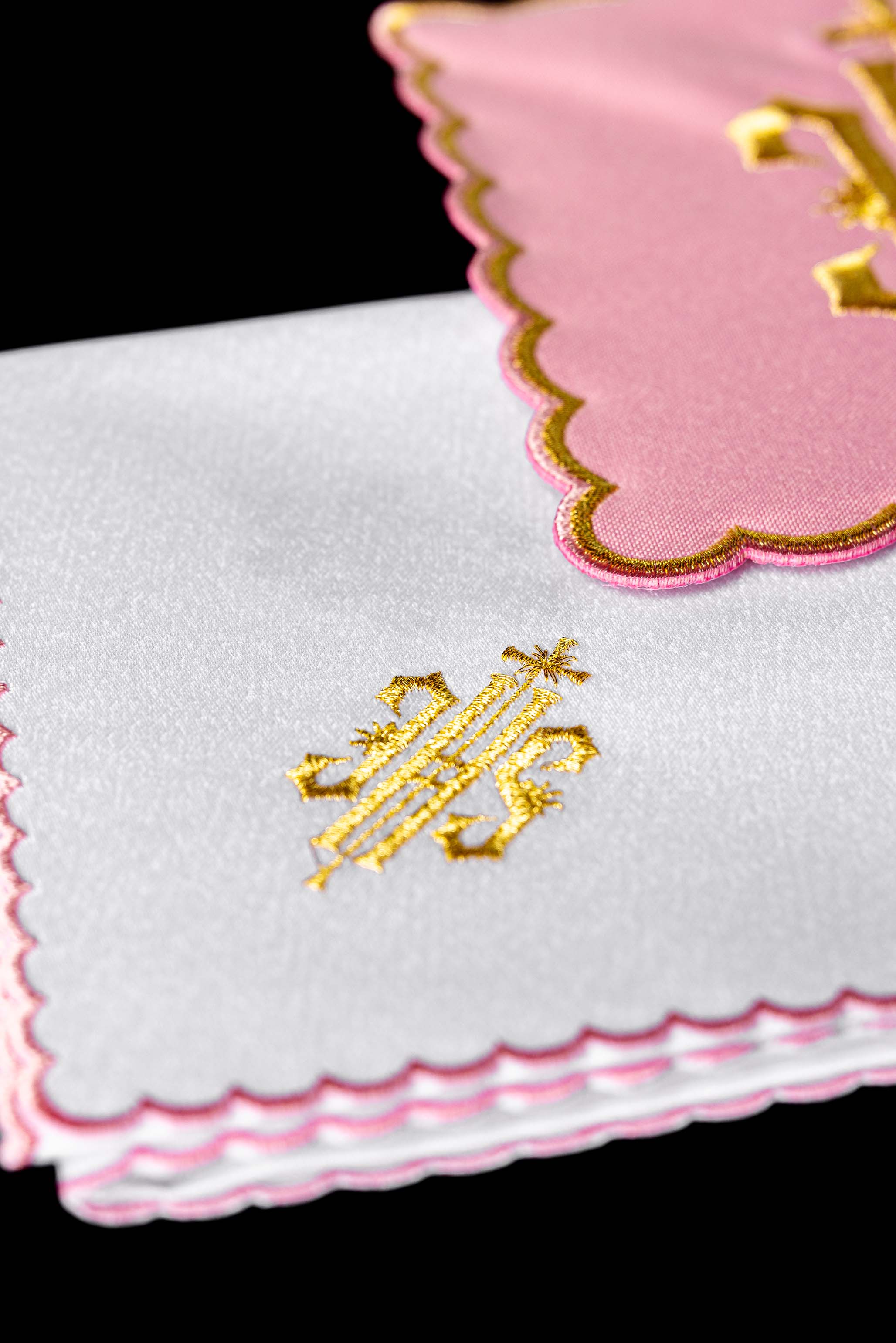 Linge d'autel brodé avec le motif IHS en rose