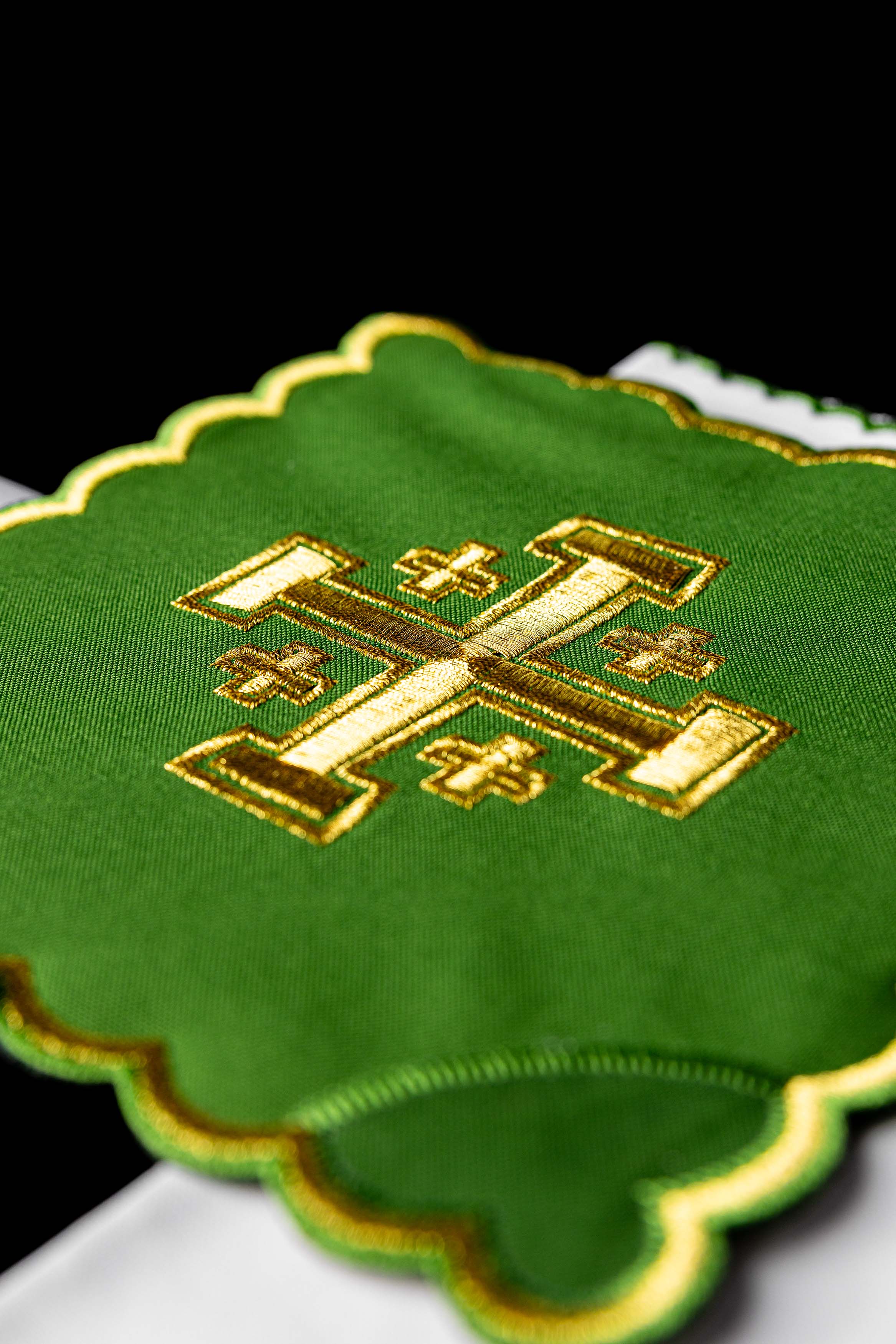 Linge d'autel avec le motif de la croix