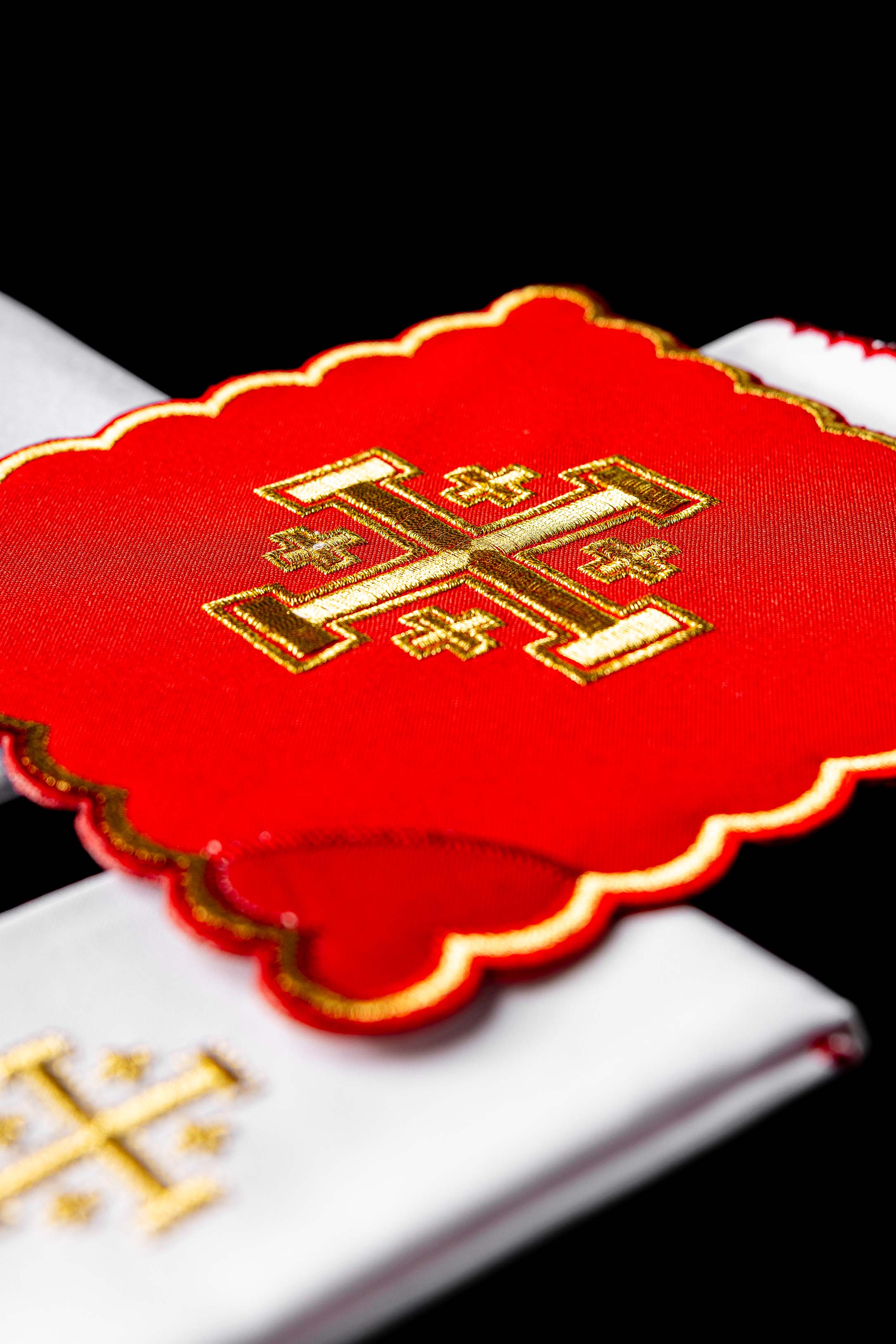 Ensemble de Linge d'autel brodé avec une croix de Jérusalem rouge