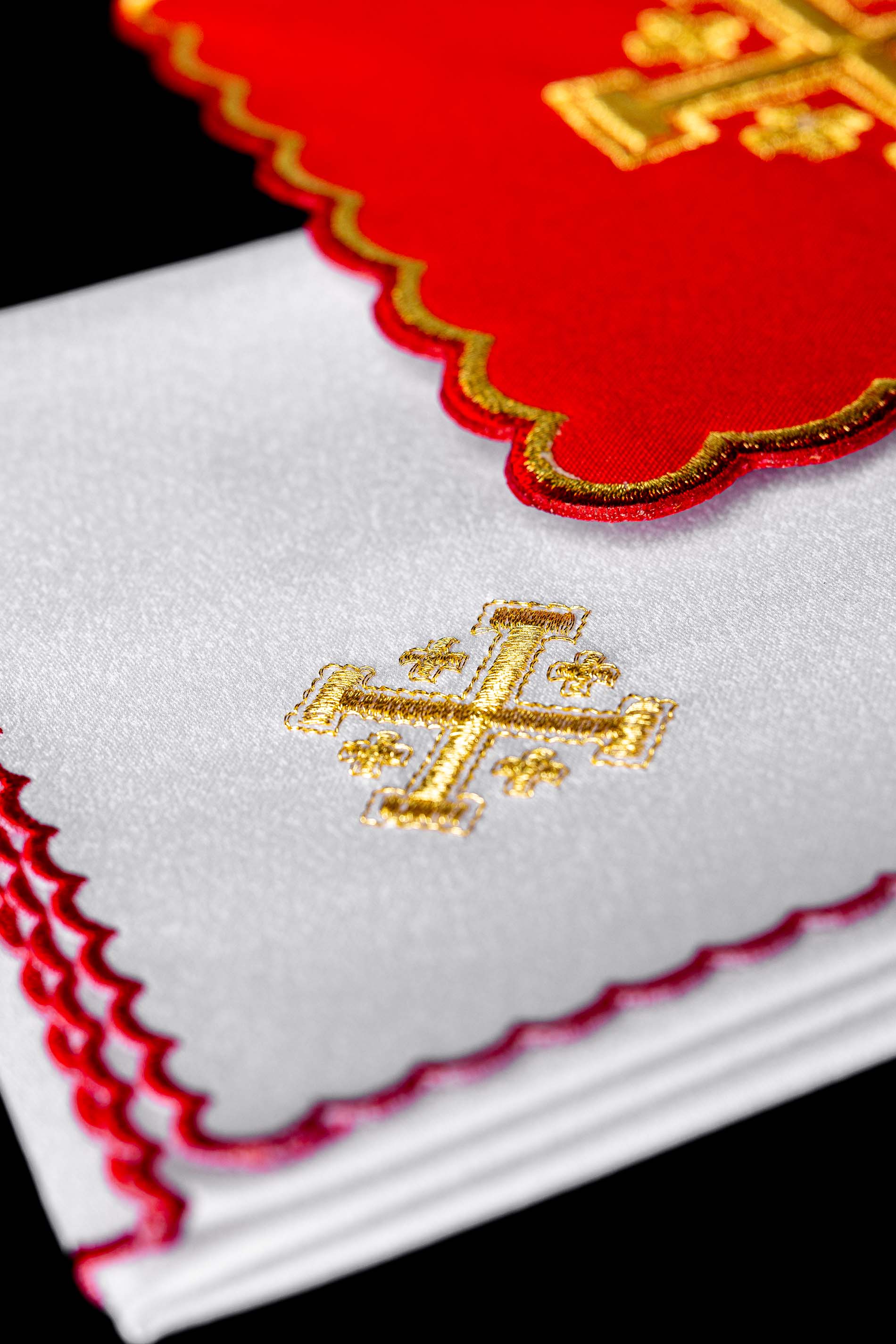 Ensemble de Linge d'autel brodé avec une croix de Jérusalem rouge