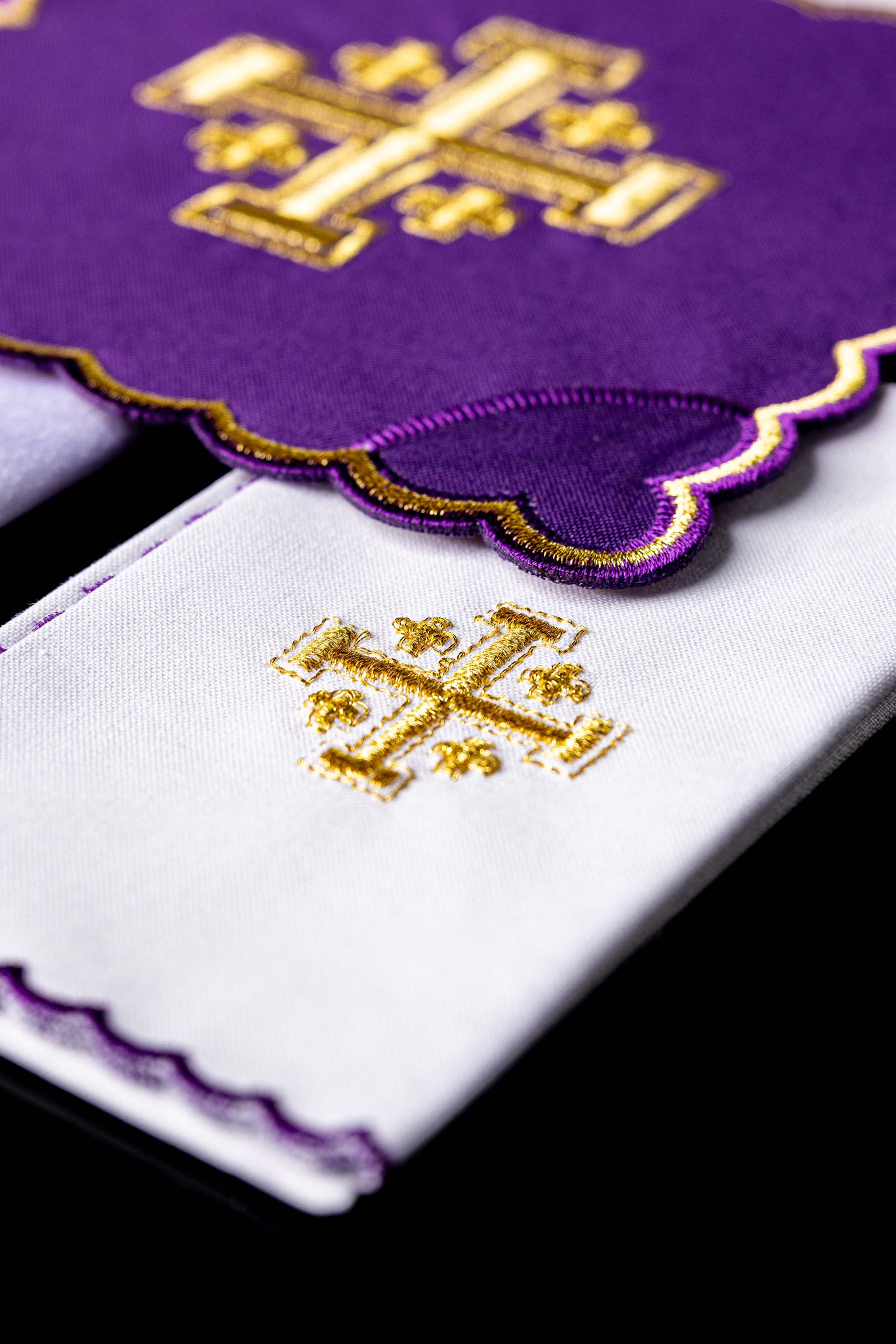 Ensemble de Linge d'autel brodé avec une croix de Jérusalem violet