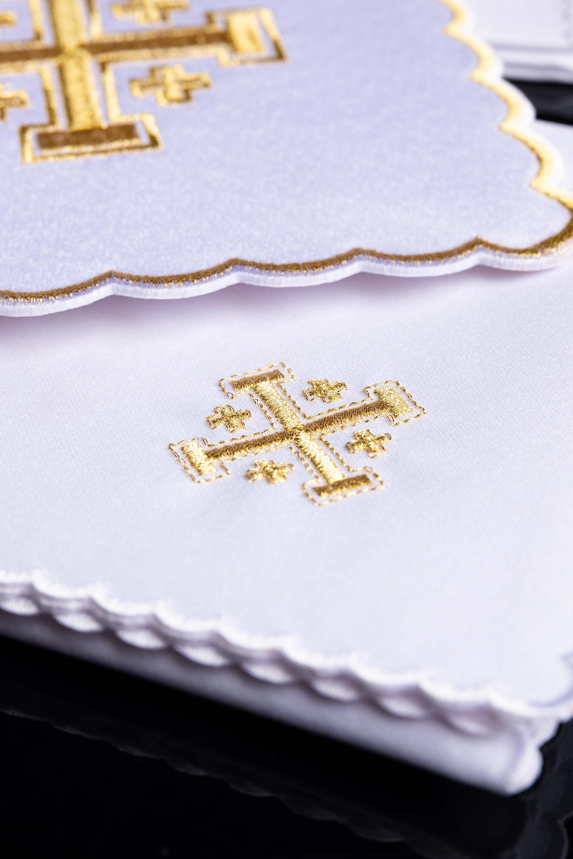 Set de tasse avec broderie en croix blanc