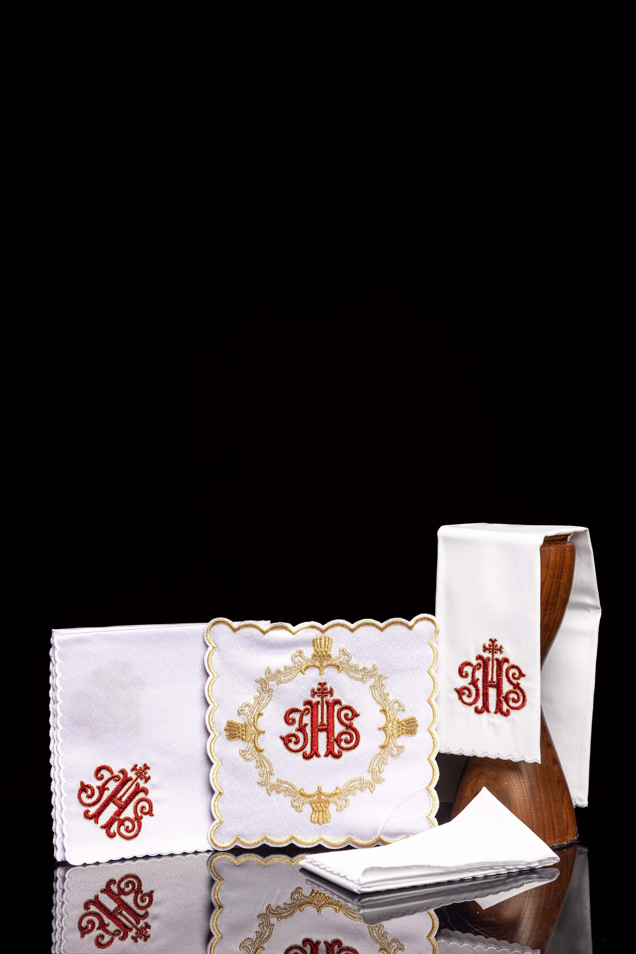 Linge d'autel avec une broderie rouge