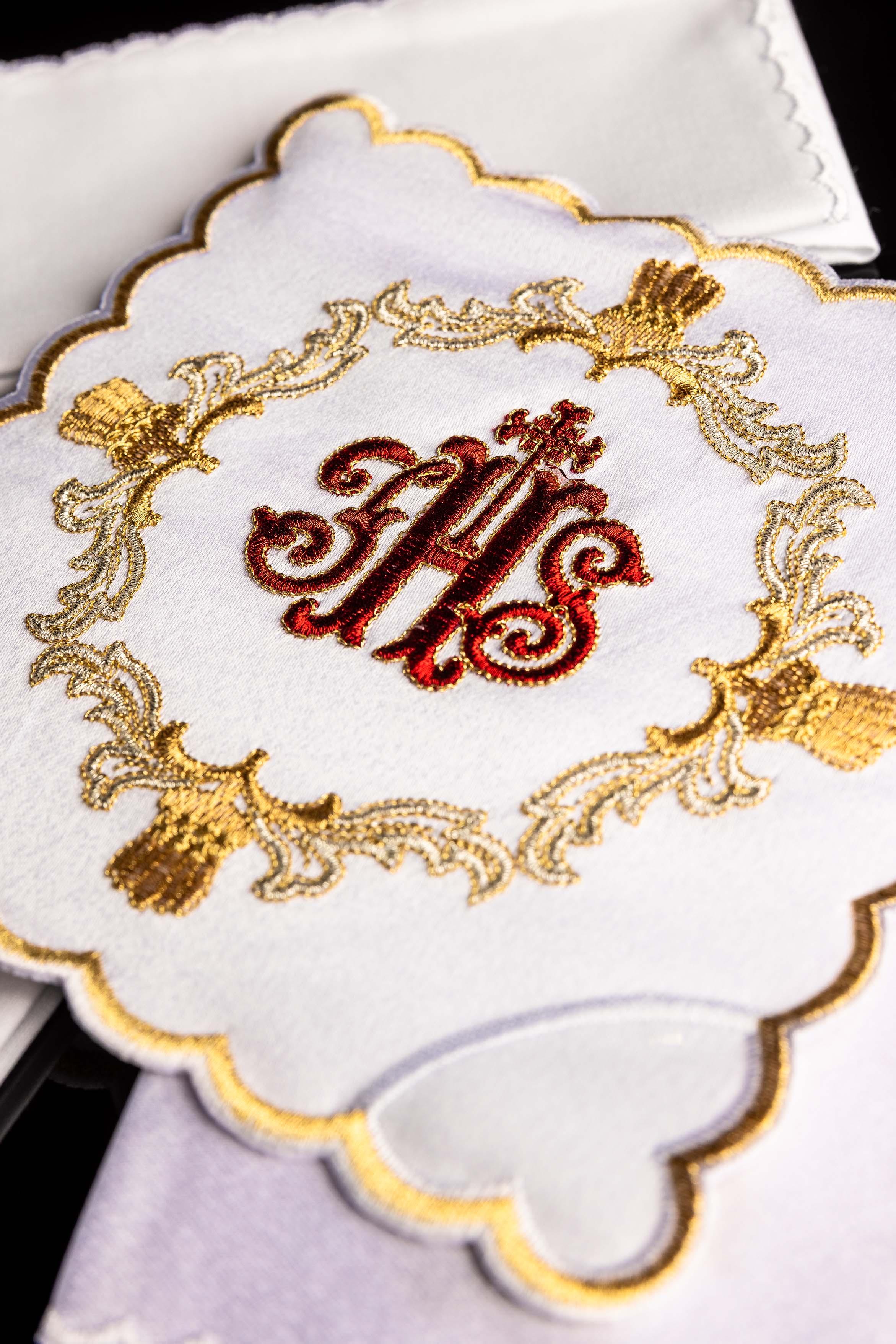 Linge d'autel avec une broderie rouge