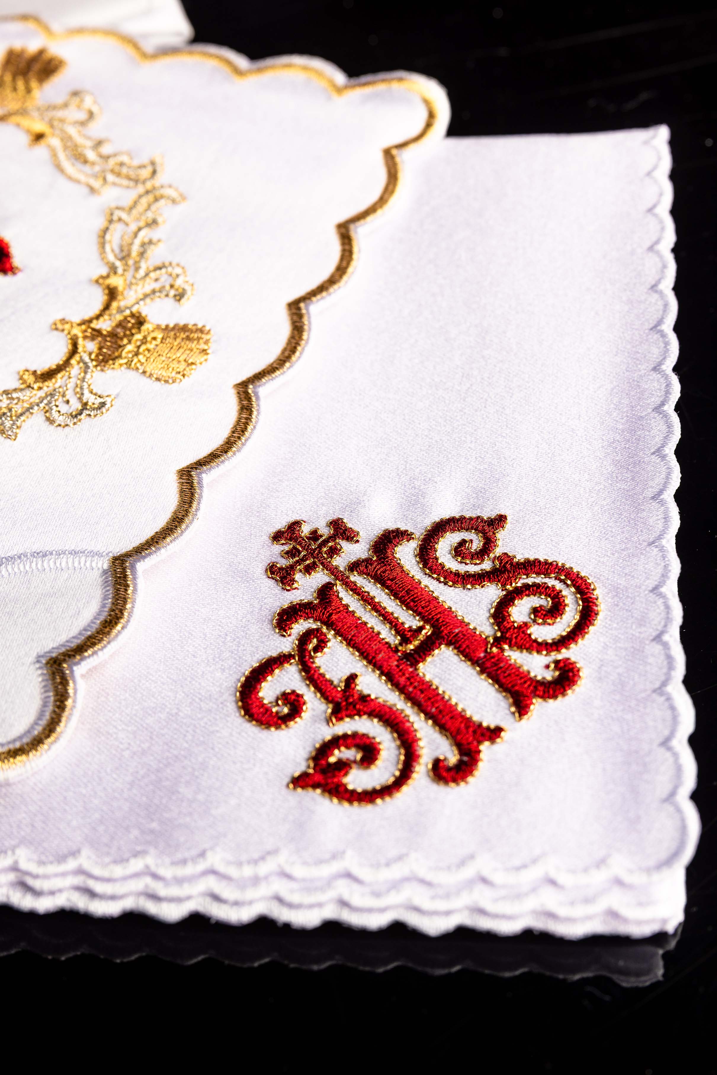 Linge d'autel avec une broderie rouge