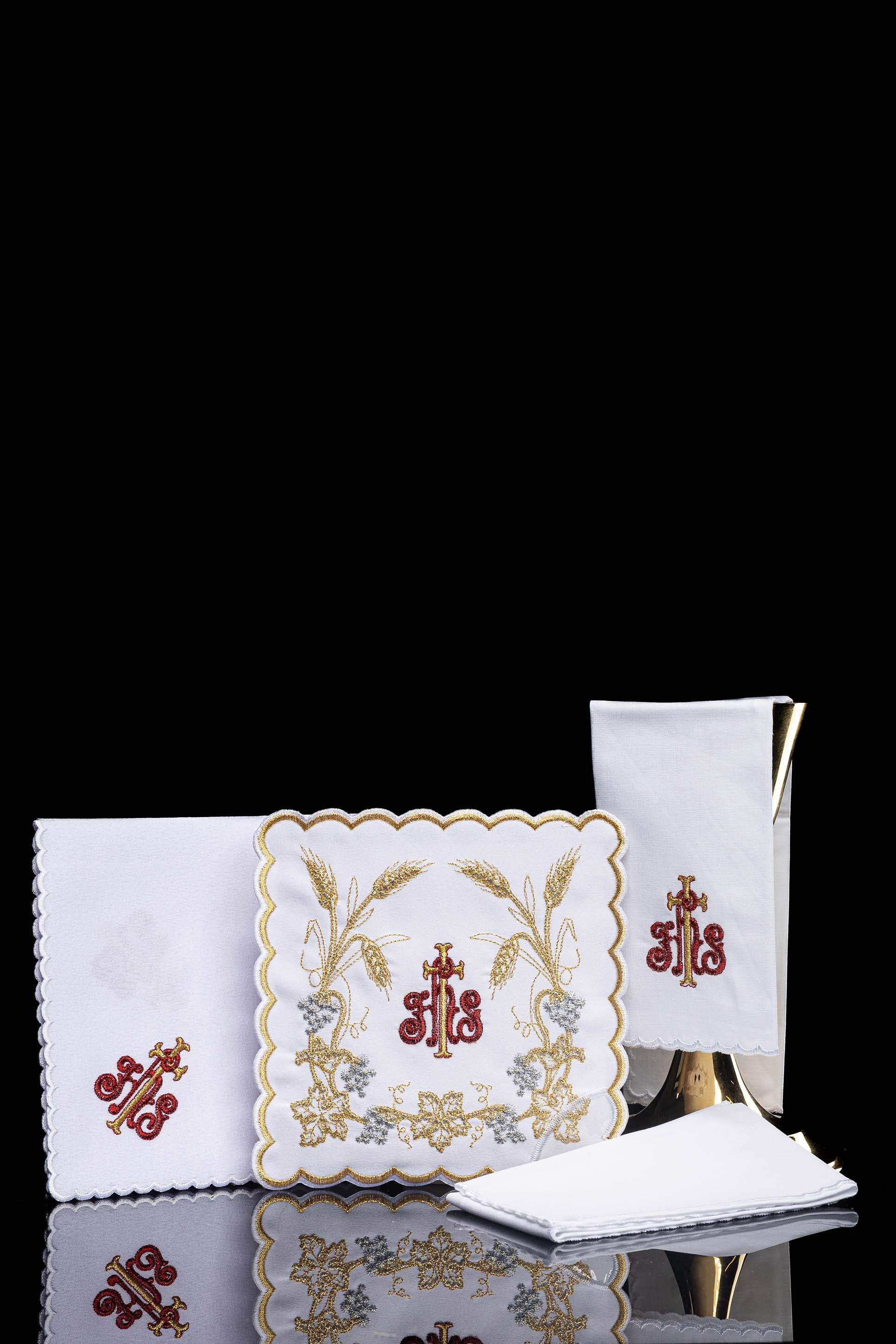 Ensemble de Linge d'autel richement décoré avec une broderie IHS et des épis