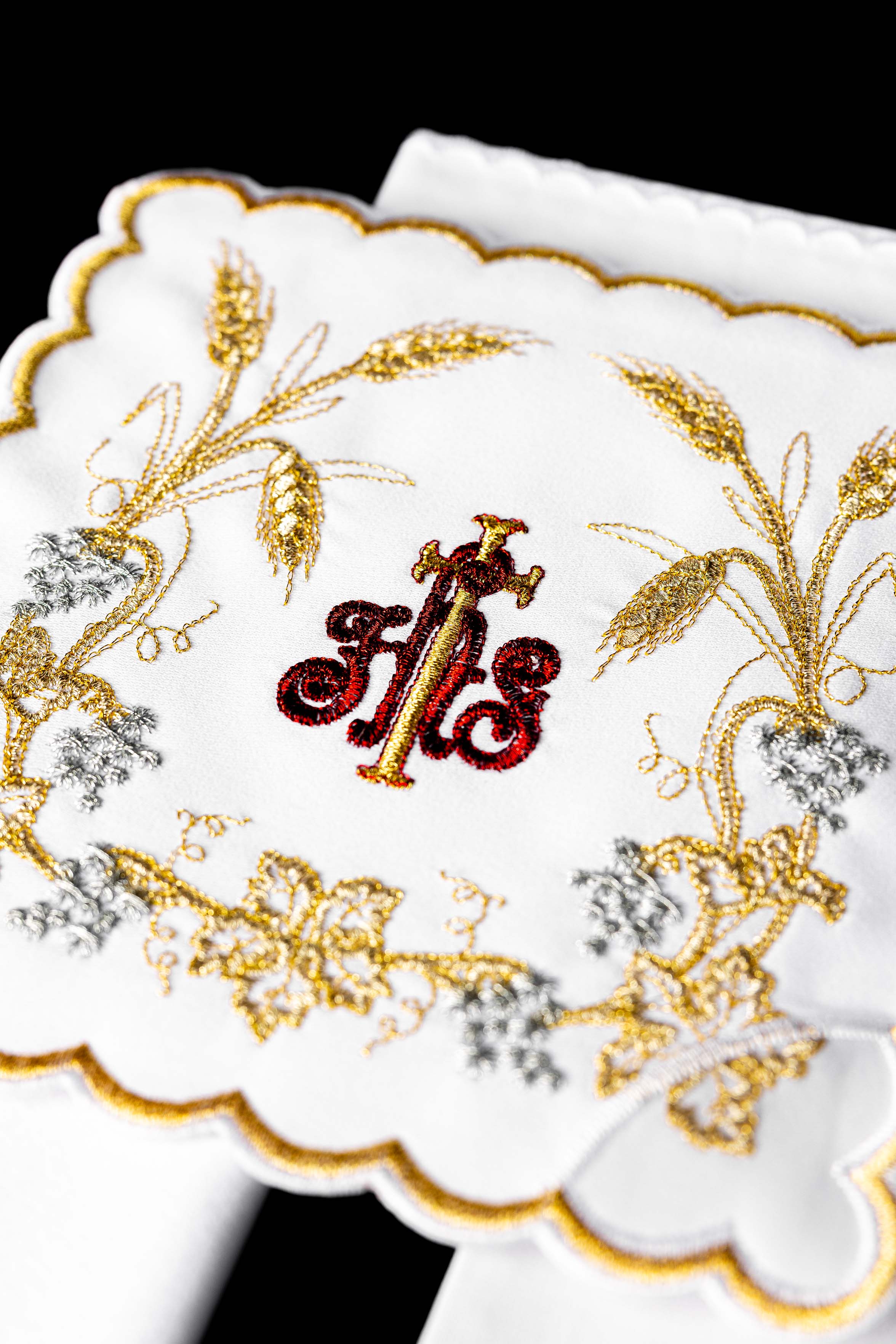 Ensemble de Linge d'autel richement décoré avec une broderie IHS et des épis
