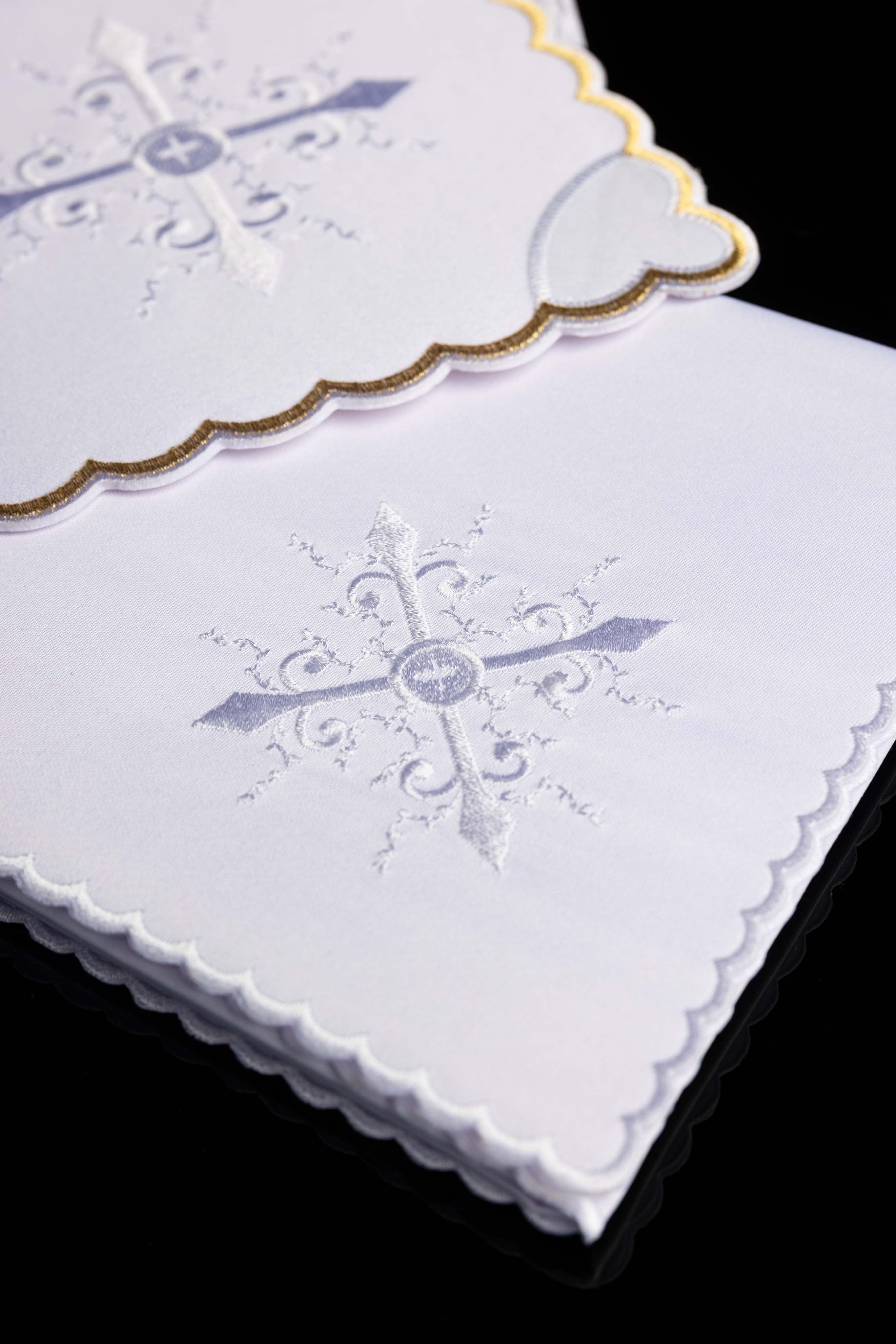 Linge d'autel avec le motif de la croix