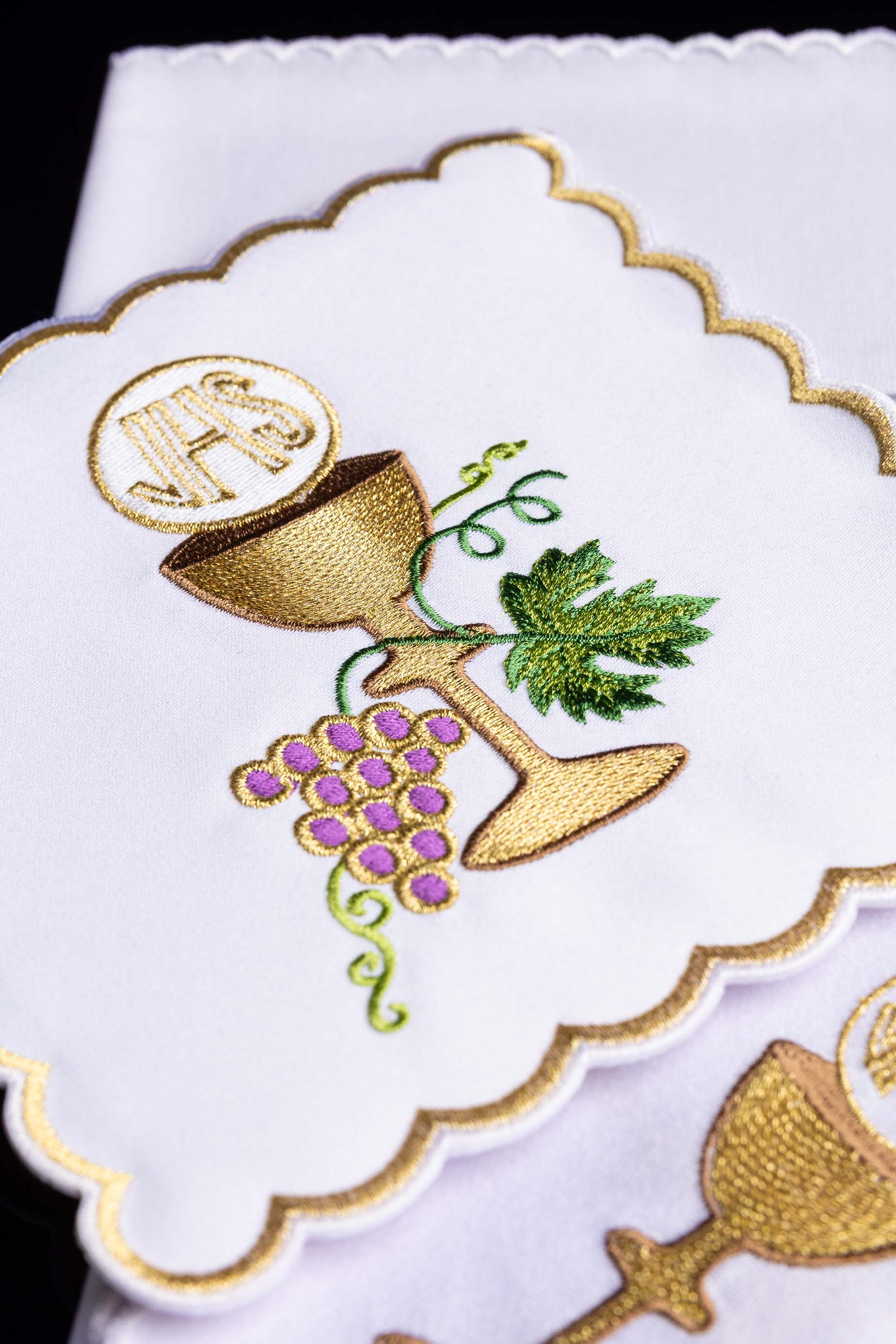 Linge d'autel brodé avec un motif de calice