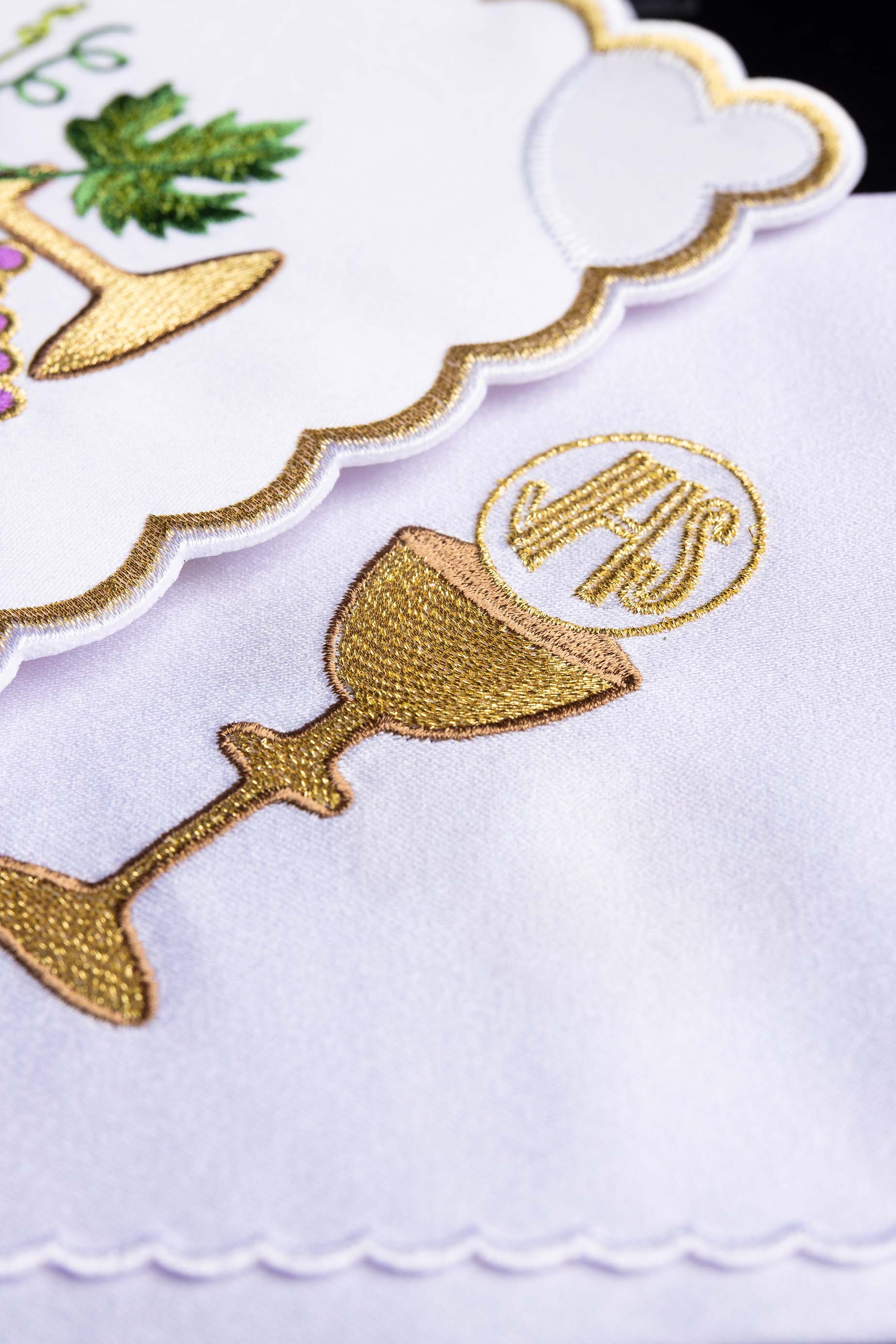 Linge d'autel brodé avec un motif de calice