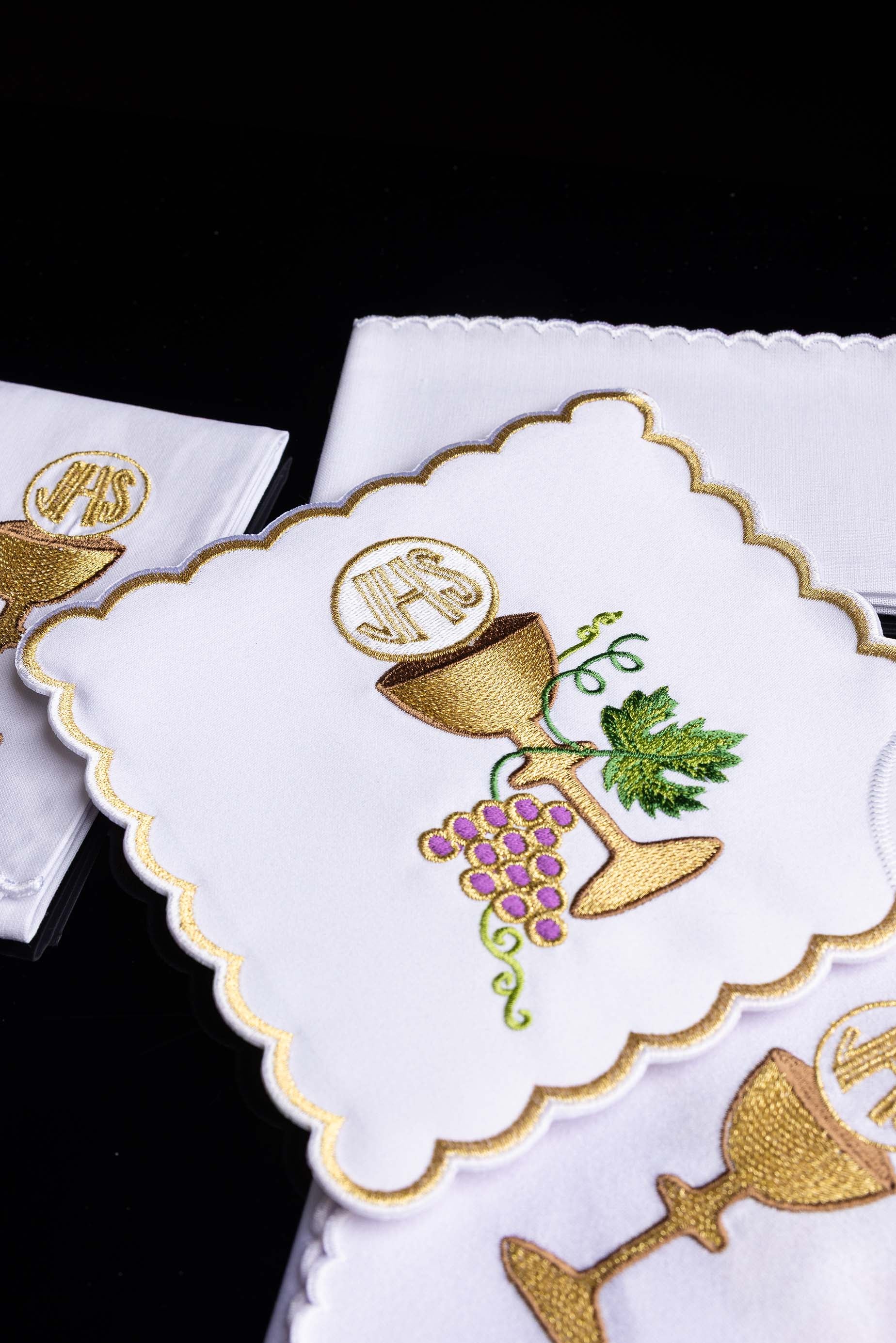 Linge d'autel brodé avec un motif de calice