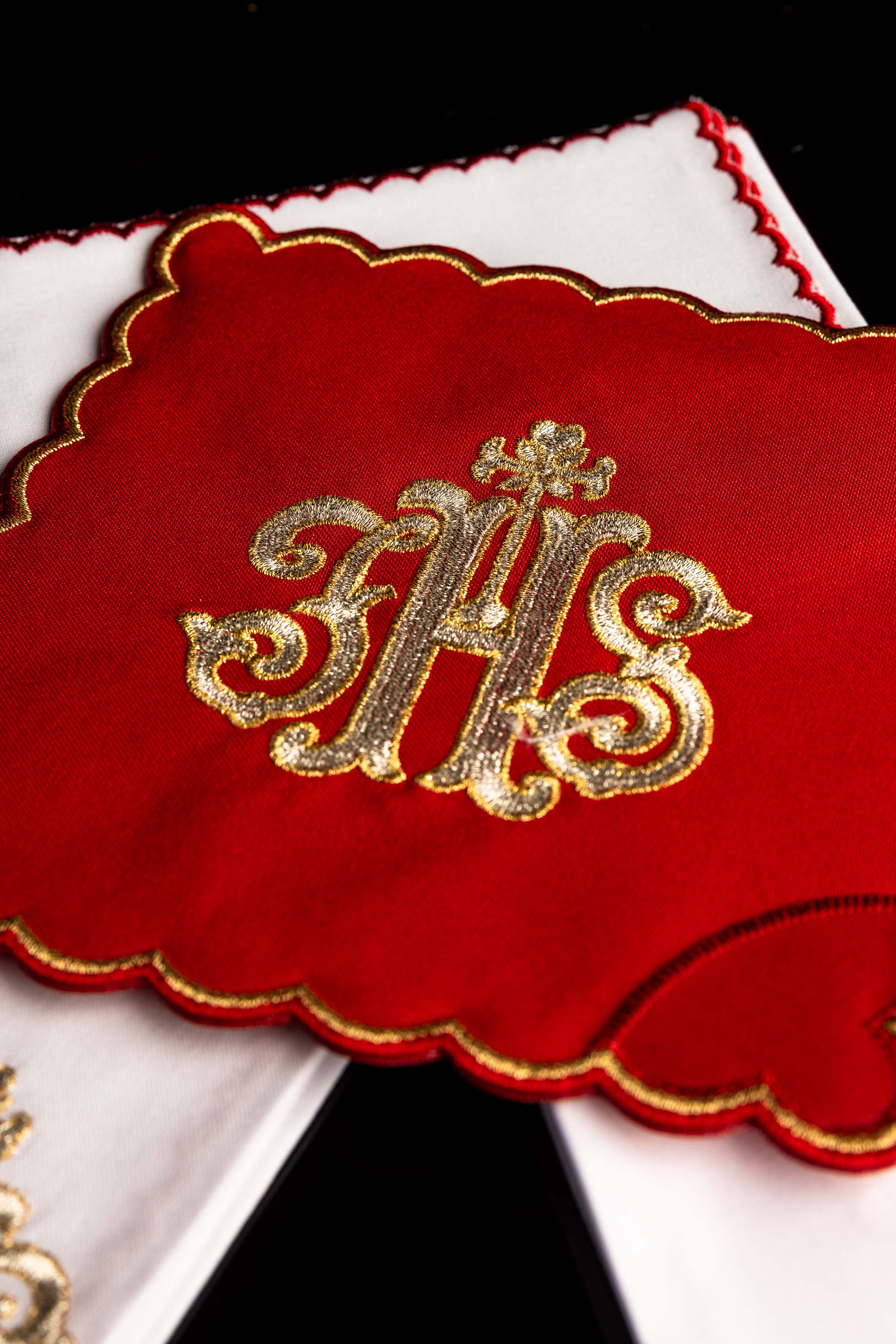 Linge d'autel brodé avec le motif IHS rouge