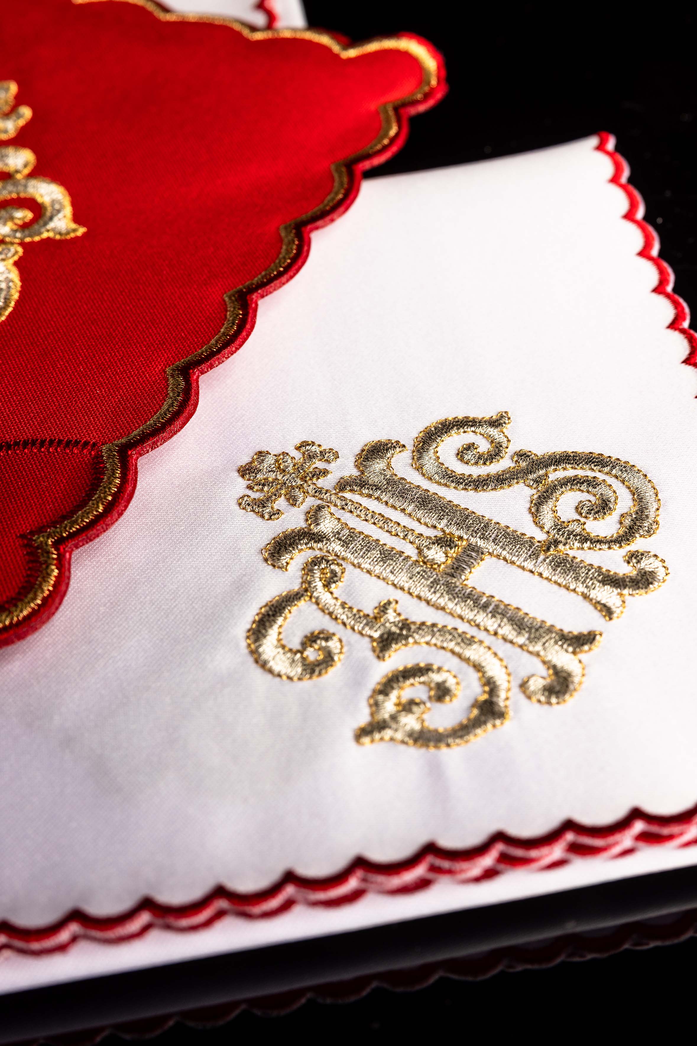 Linge d'autel brodé avec le motif IHS rouge