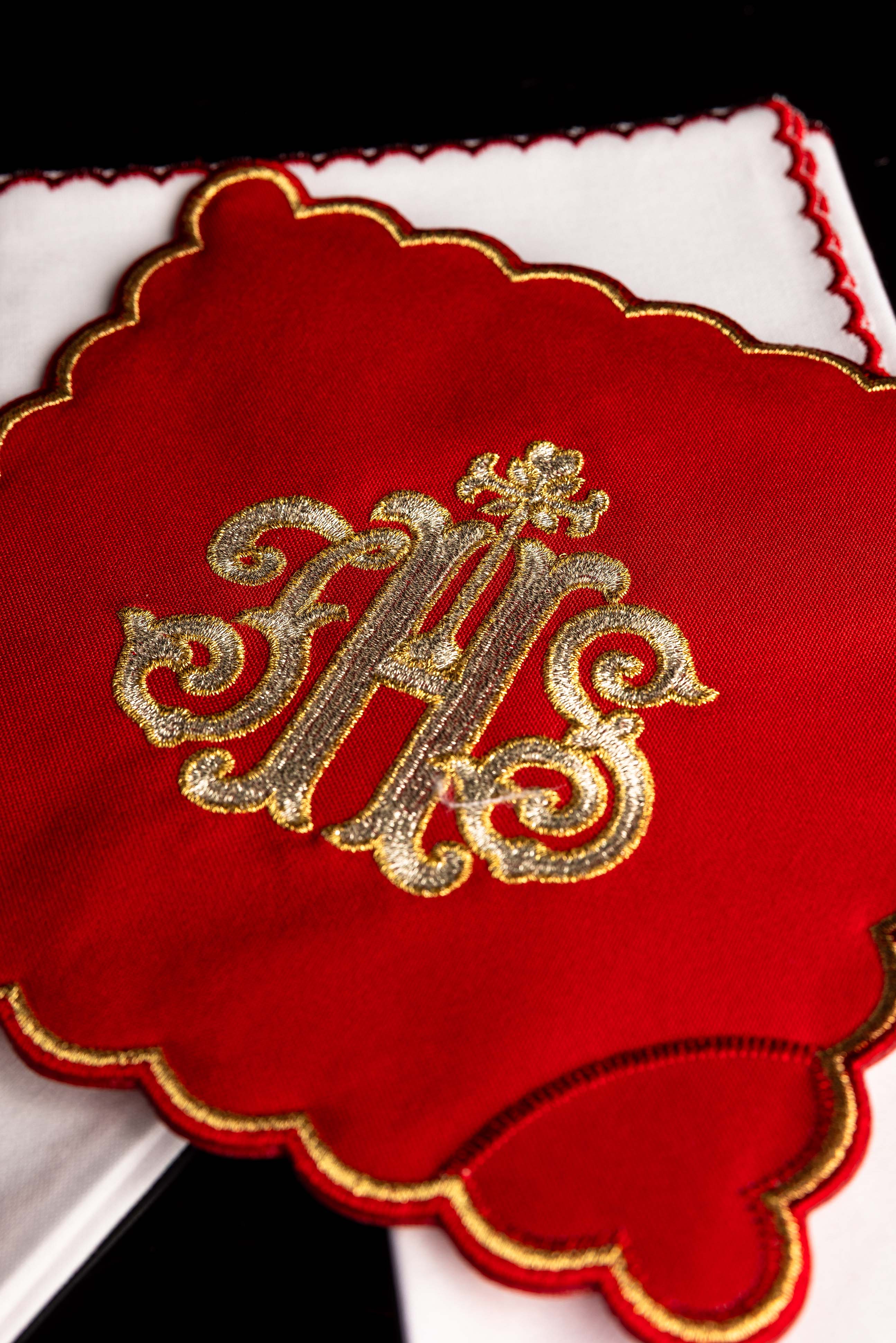 Linge d'autel brodé avec le motif IHS rouge