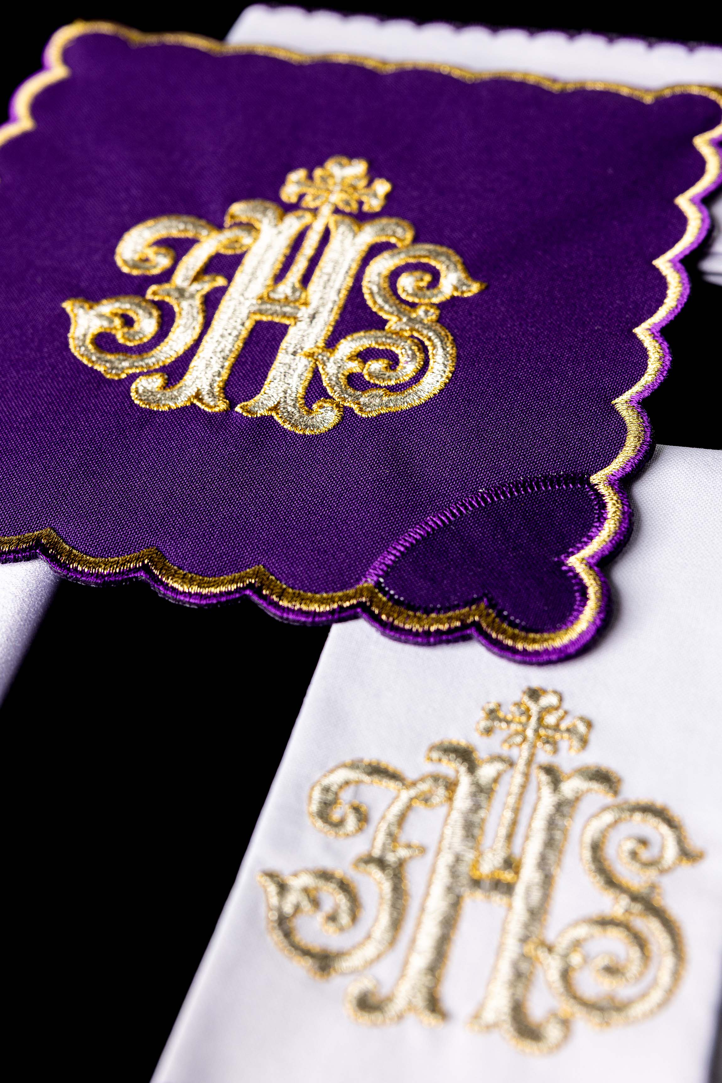 Linge d'autel brodé avec le motif IHS violet