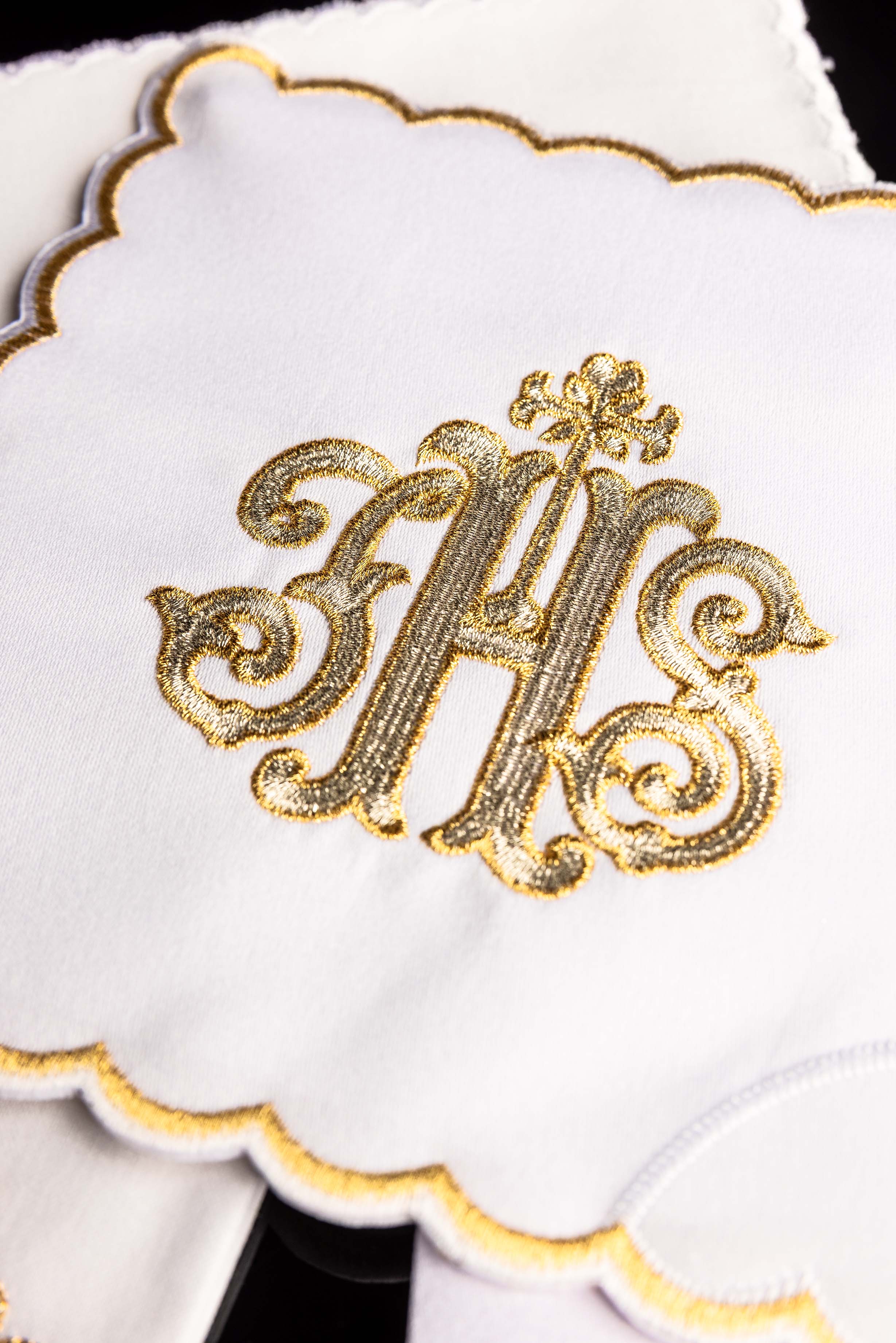Linge d'autel avec une broderie dorée de IHS