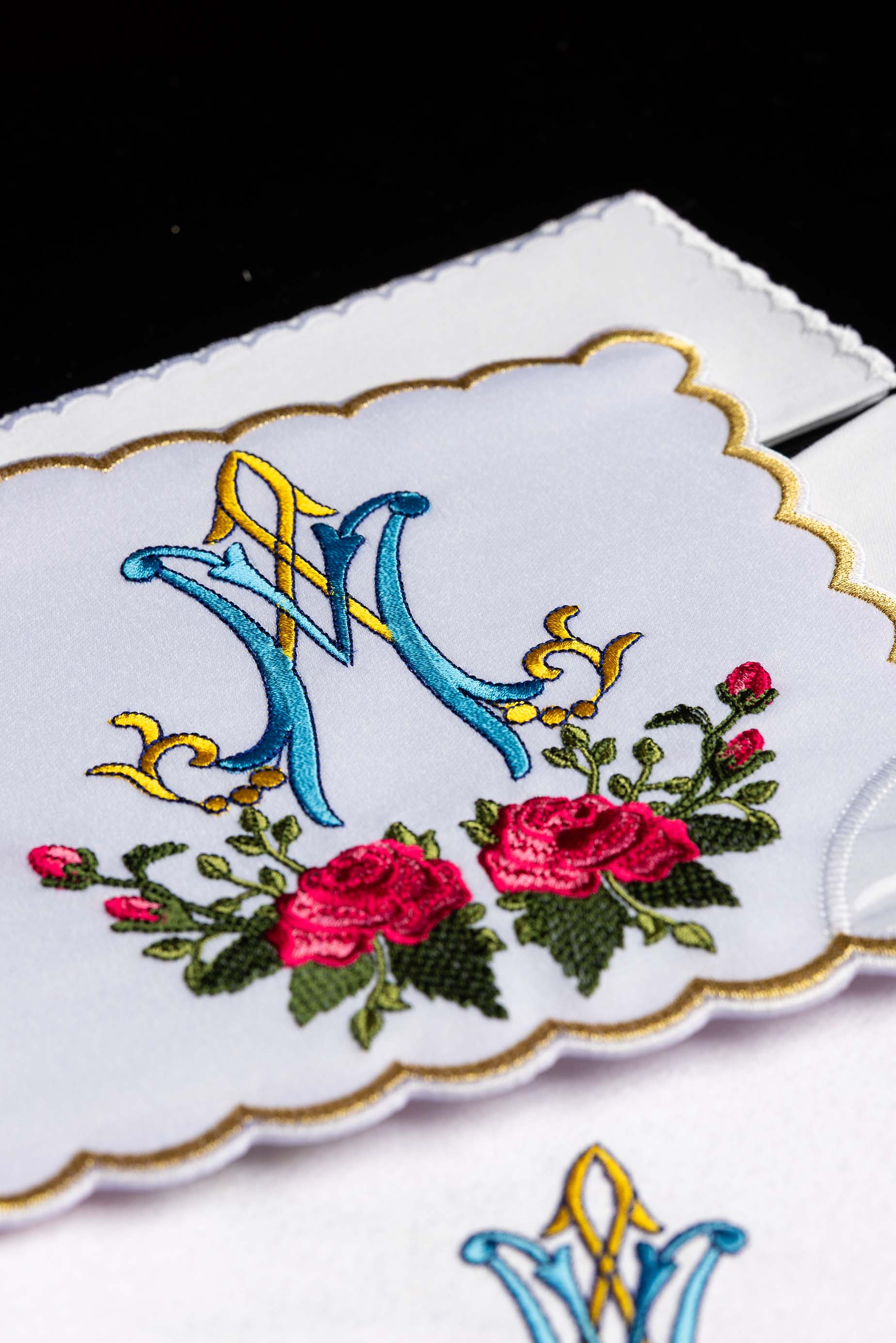 Linge d'autel brodé avec un motif marial coloré
