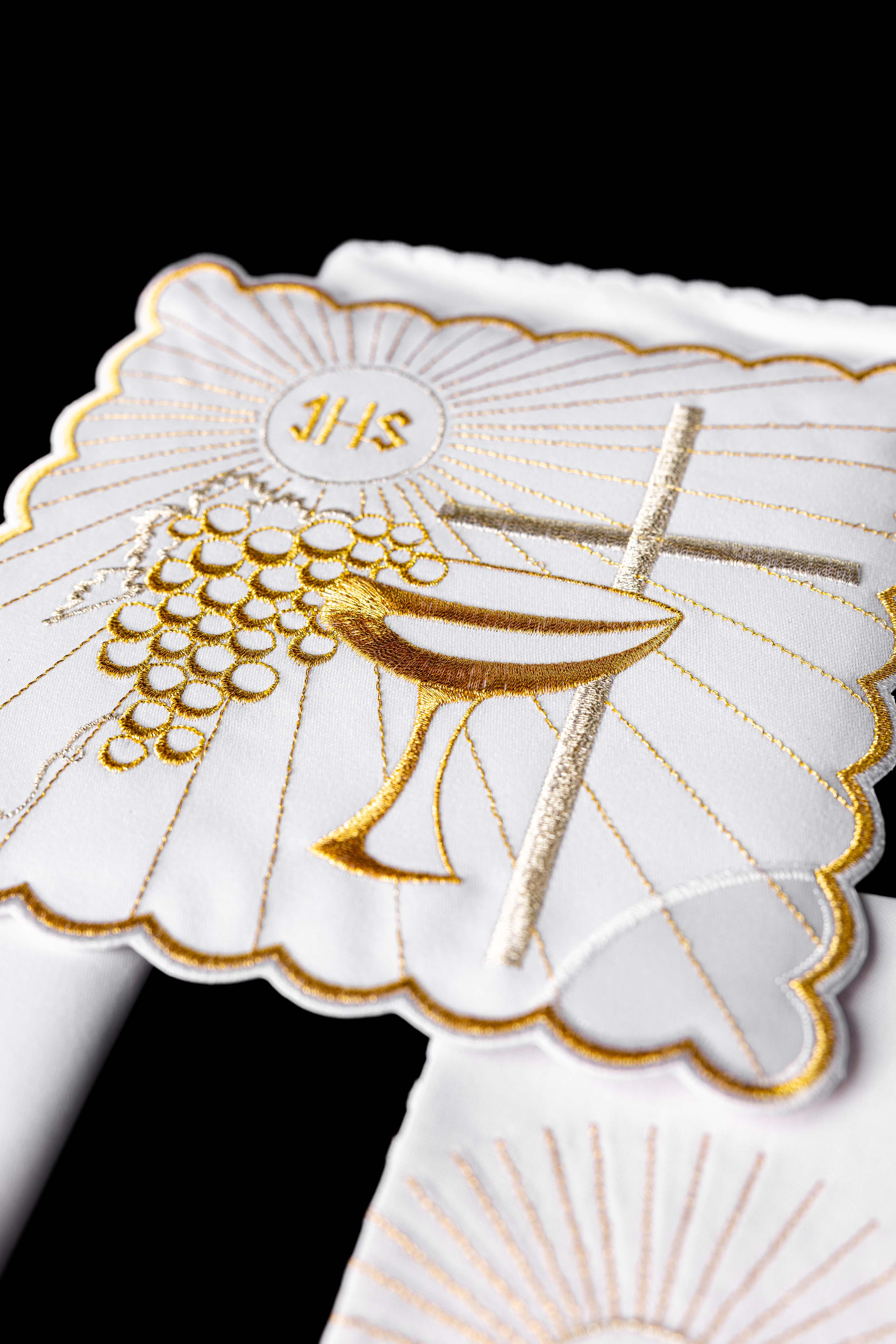 Linge d'autel avec une broderie dorée de calice et de croix