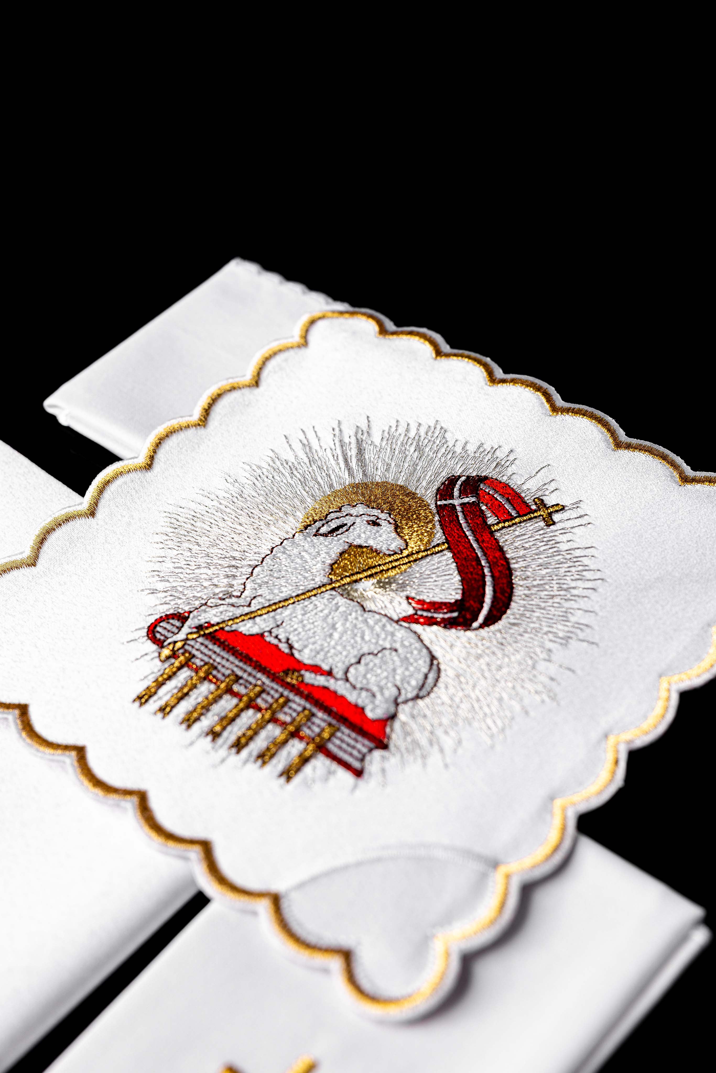 Linge d'autel brodé avec le motif de l'Agneau de Dieu