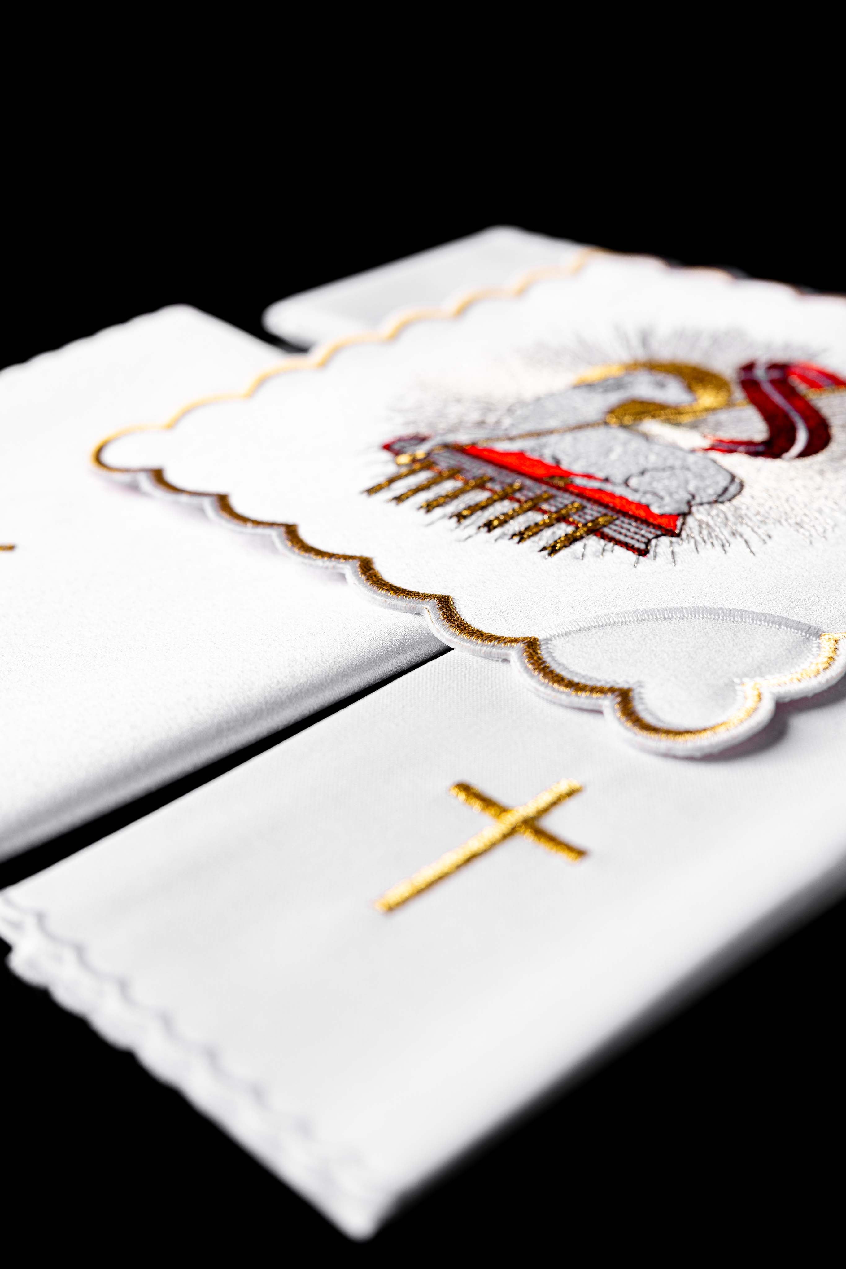 Linge d'autel brodé avec le motif de l'Agneau de Dieu